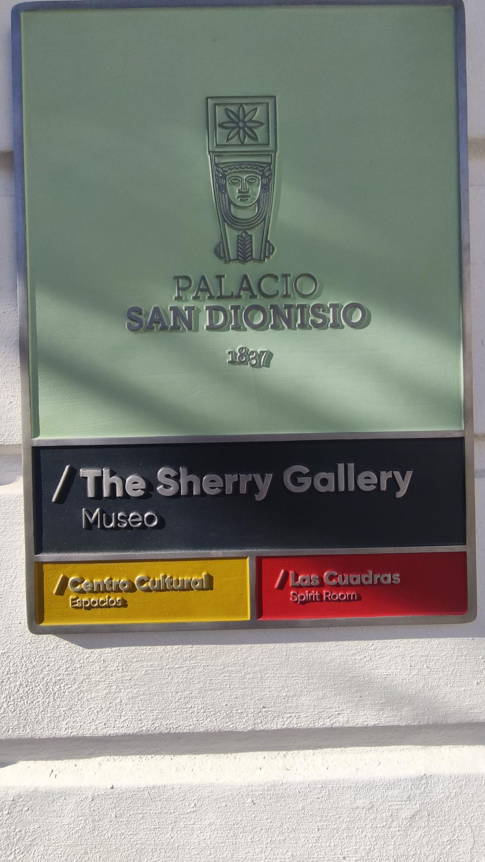 Placa en la fachada del palacio.