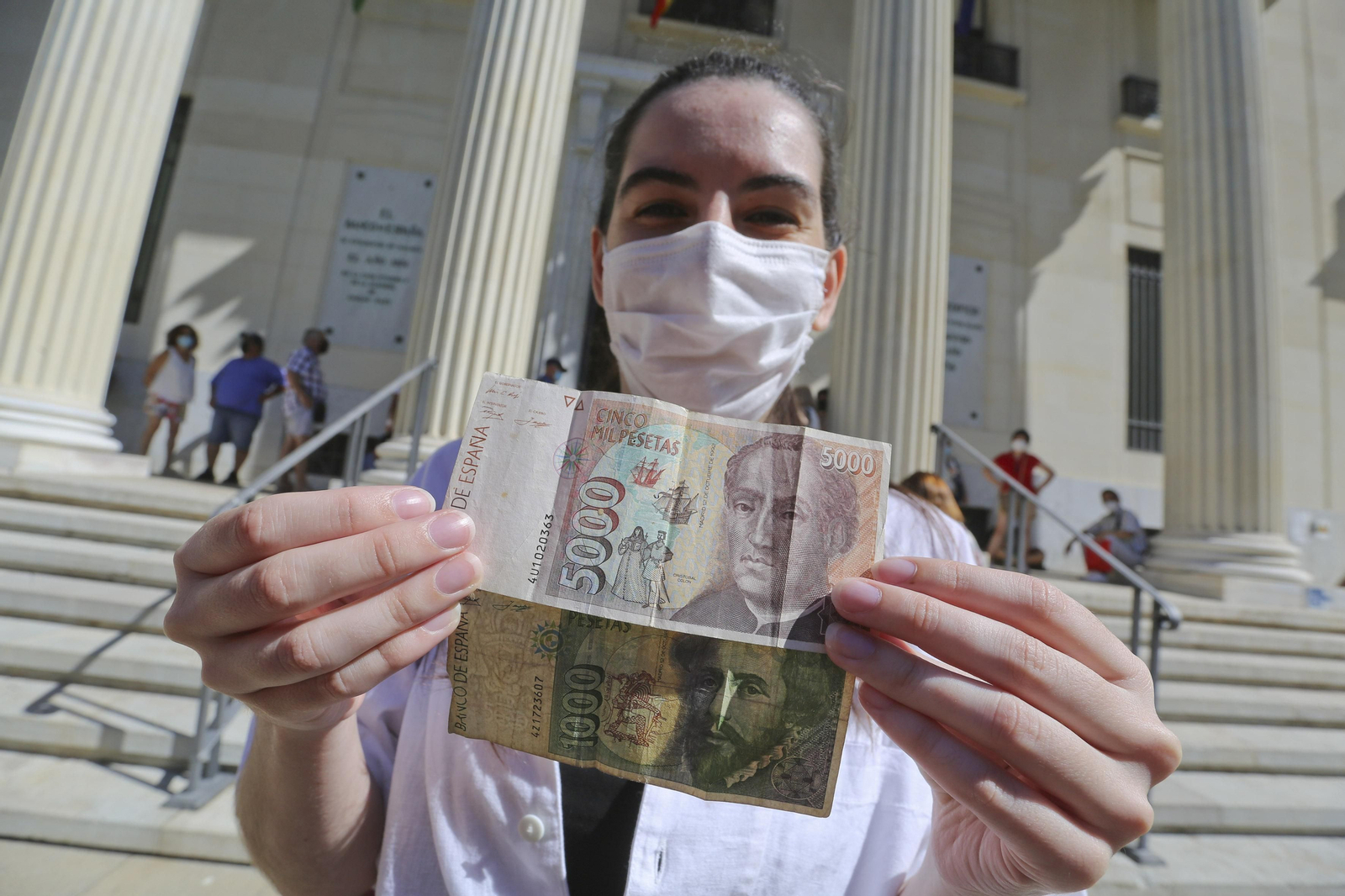 El último día de vida de las pesetas, en fotos