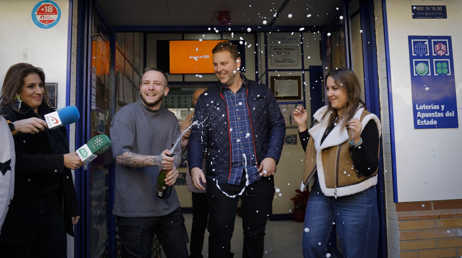Alegría entre los premiados con el gordo de la Navidad en Montequinto, todas las fotos