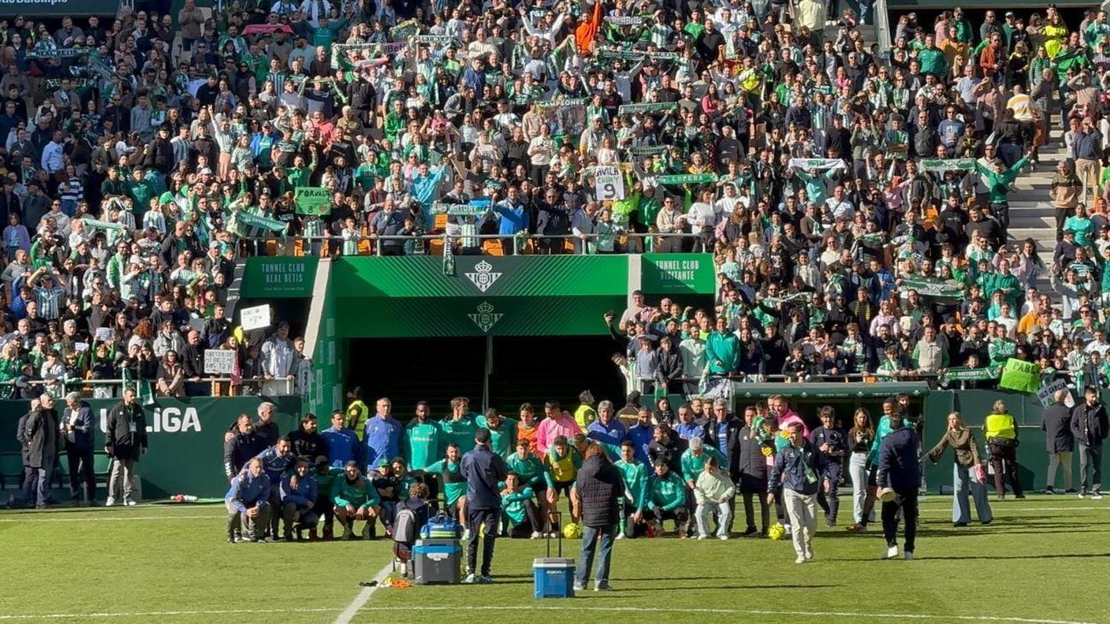 La plantilla posa con los aficionados dando su apoyo a lo jugadores detrás. La plantilla posa con los aficionados dando su apoyo a lo jugadores detrás.