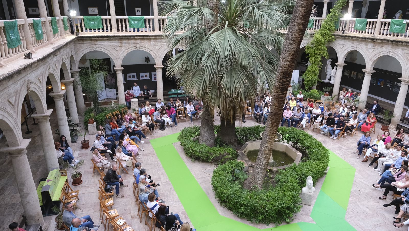 Imágenes del desfile benéfico contra el cáncer, en la Escuela de Artes de Almería