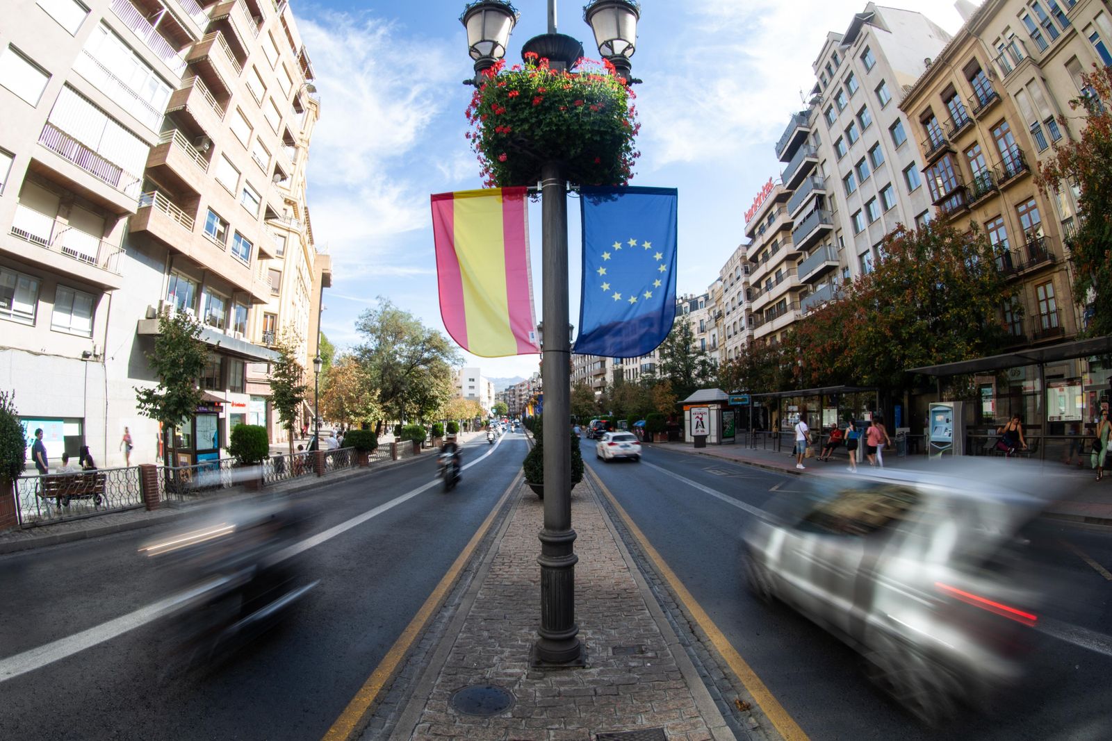 Banderas de España y la Unión Europea ya decoran las calles de la ciudad