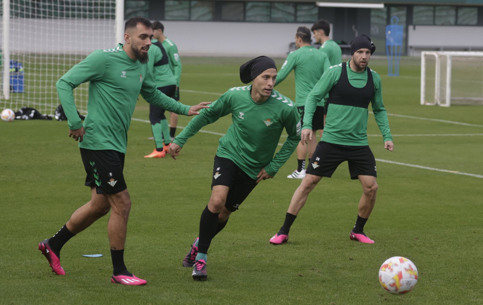 Canales busca el balón en el entrenamiento ante Borja Iglesias y Ruibal.