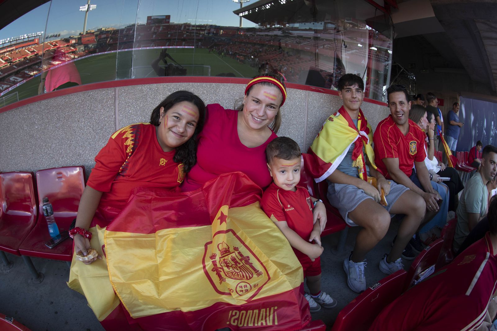 Así fue el ambiente en Los Cármenes del partido España-Chipre