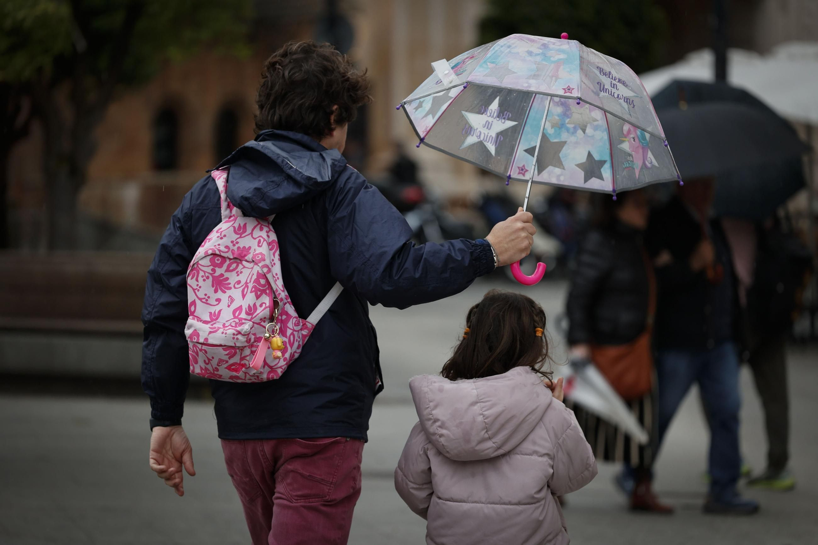 Otro día de frío y lluvia en Sevilla