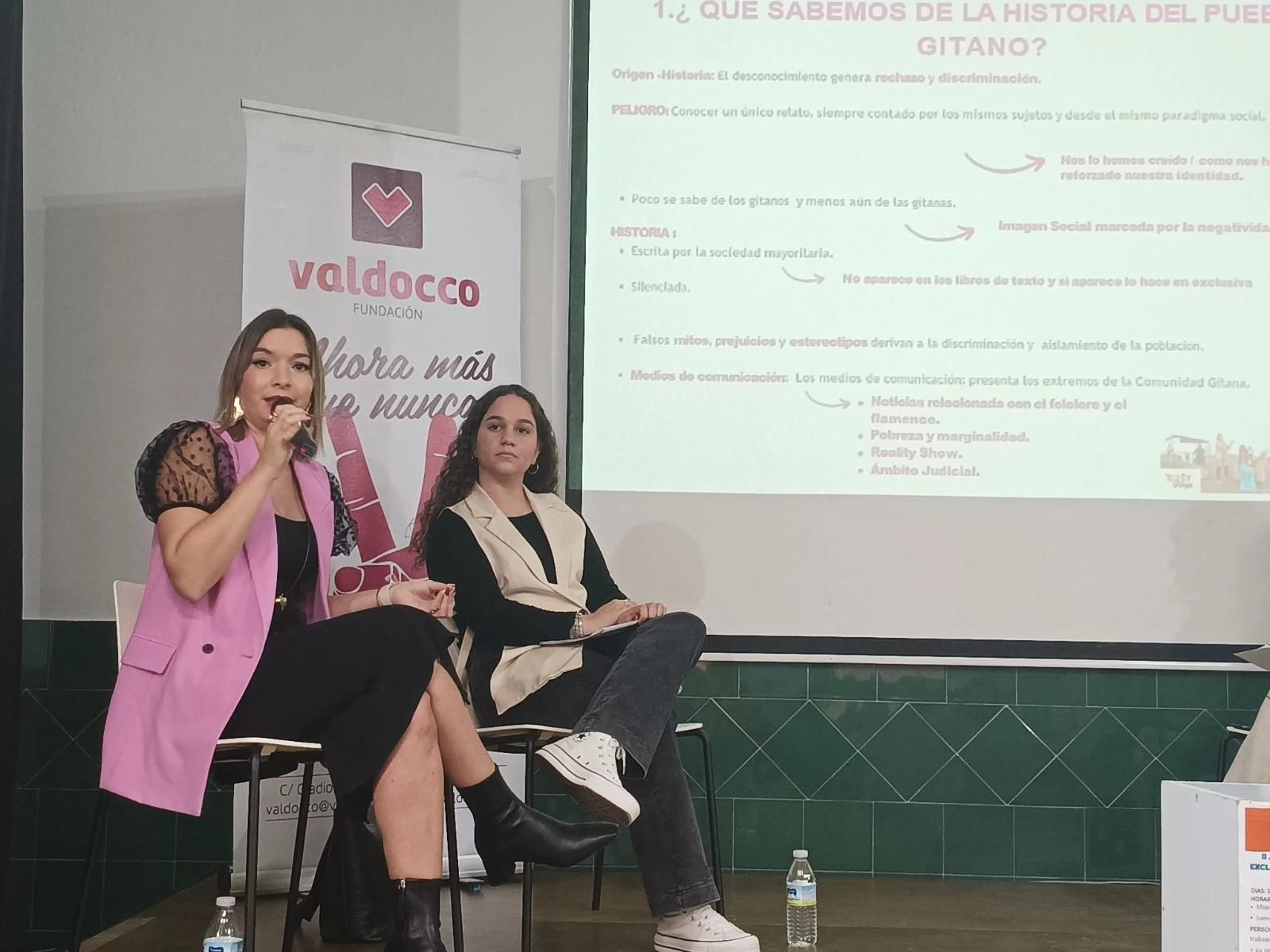 Tamara Vargas durante una charla sobre la historia del pueblo gitano.