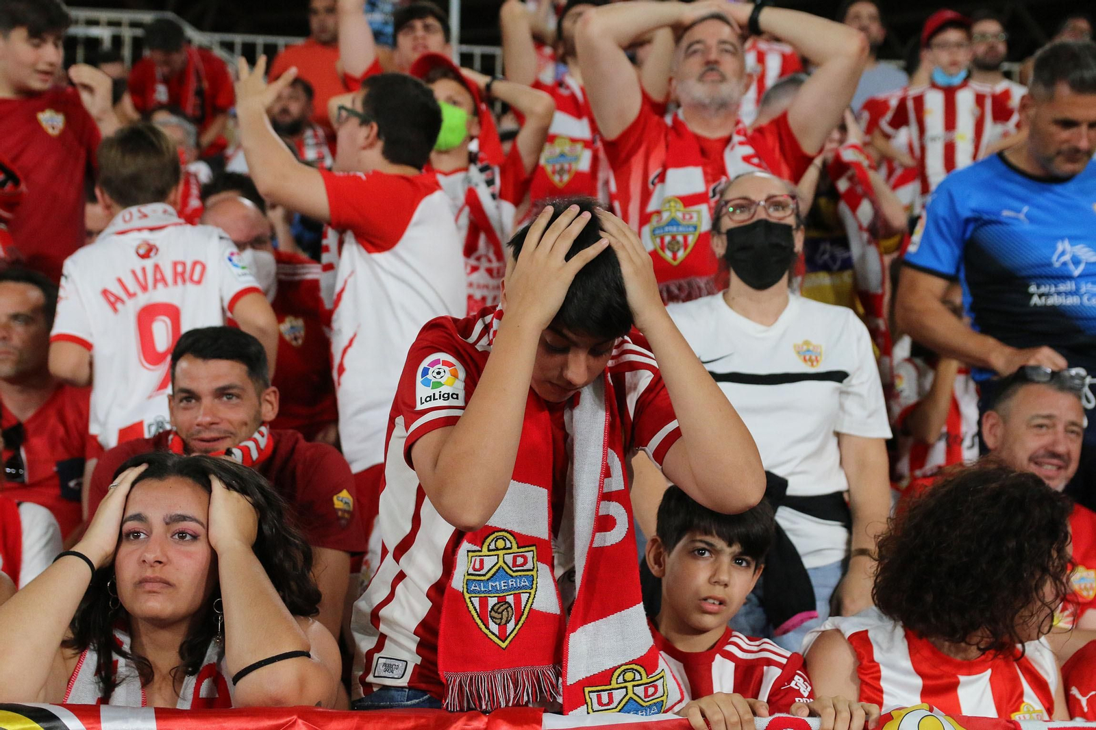 Las imágenes de la decepción de los aficionados del Almería