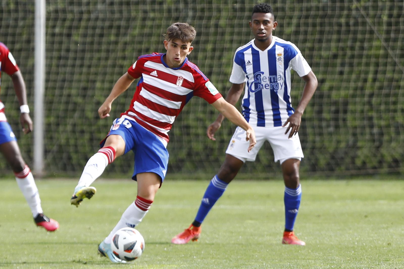 Acción de ataque del Recreativo Granada en un partido