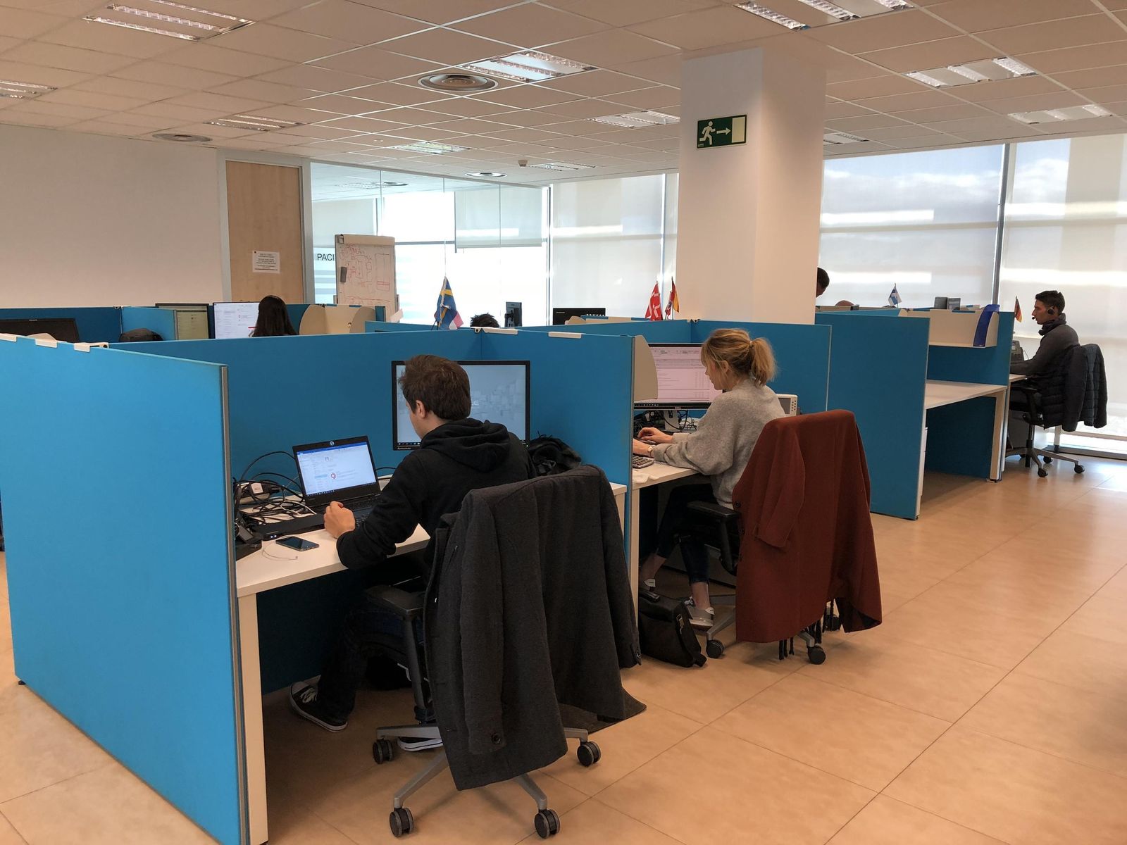 Varios trabajadores en una oficina de una compañía tecnológica ubicada en Málaga.