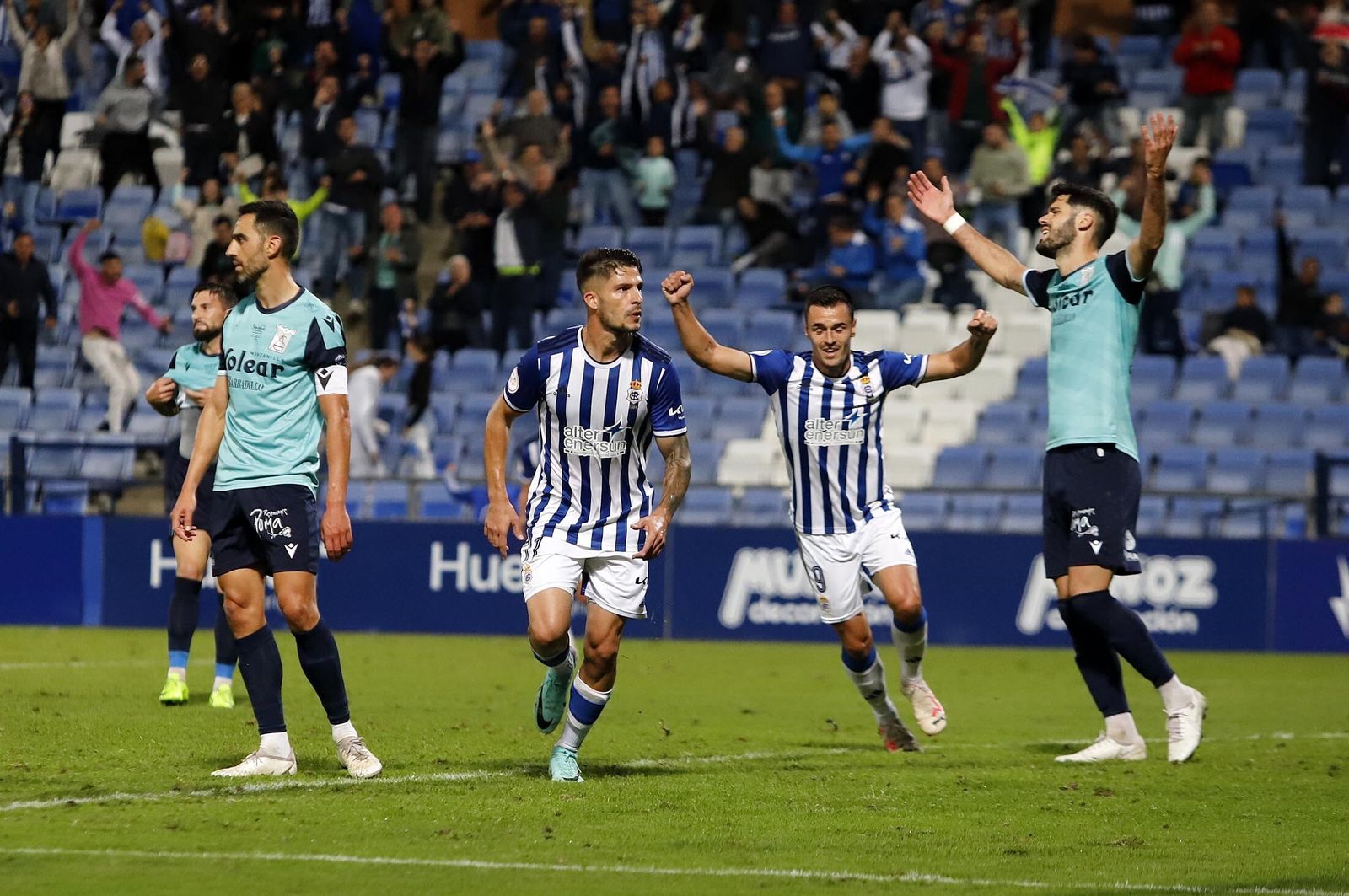 Caye Quintana y Nacho Heras celebran el gol al Sanluqueño.