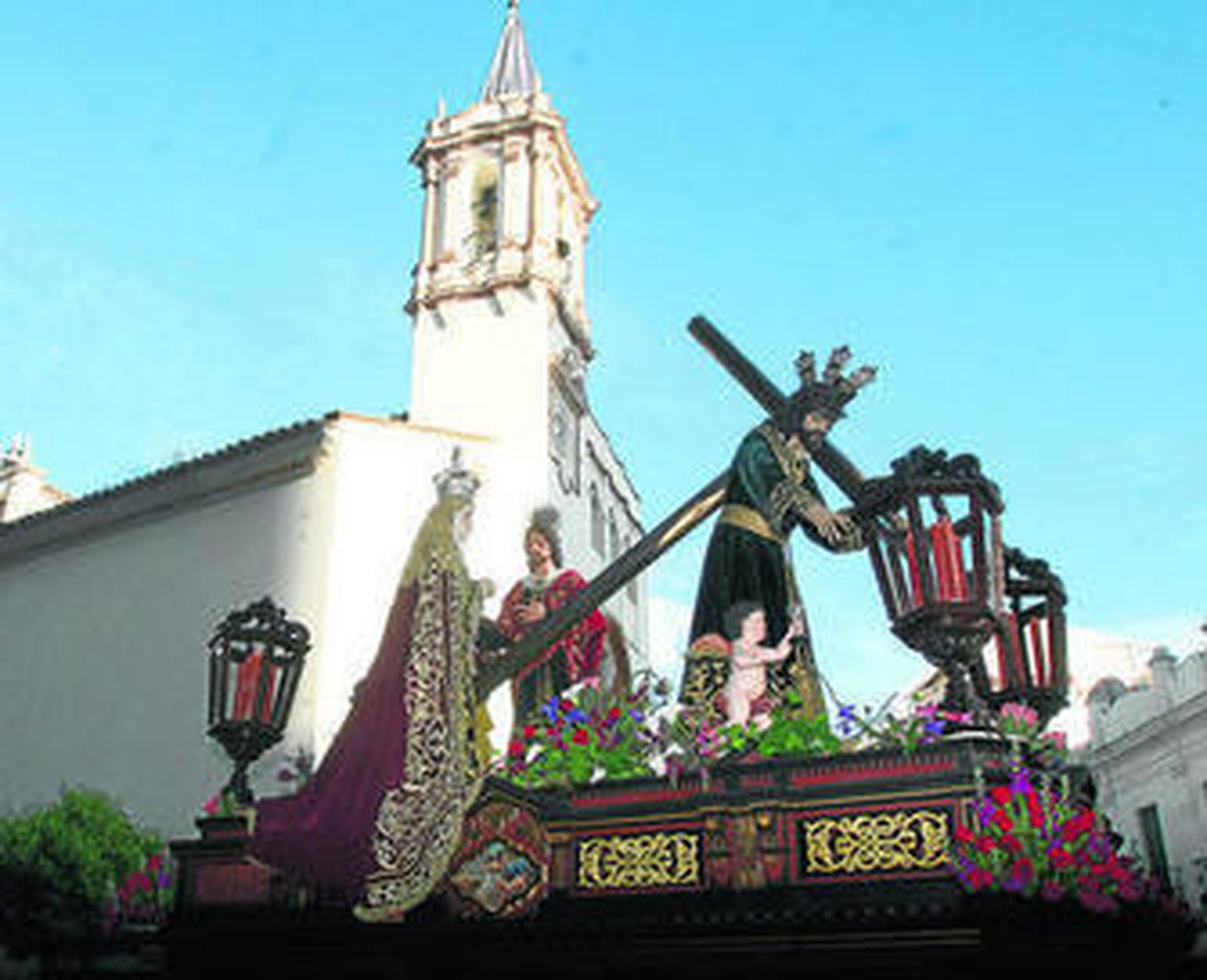 El paso de misterio con el fondo de la Purísima Concepción, a su salida.