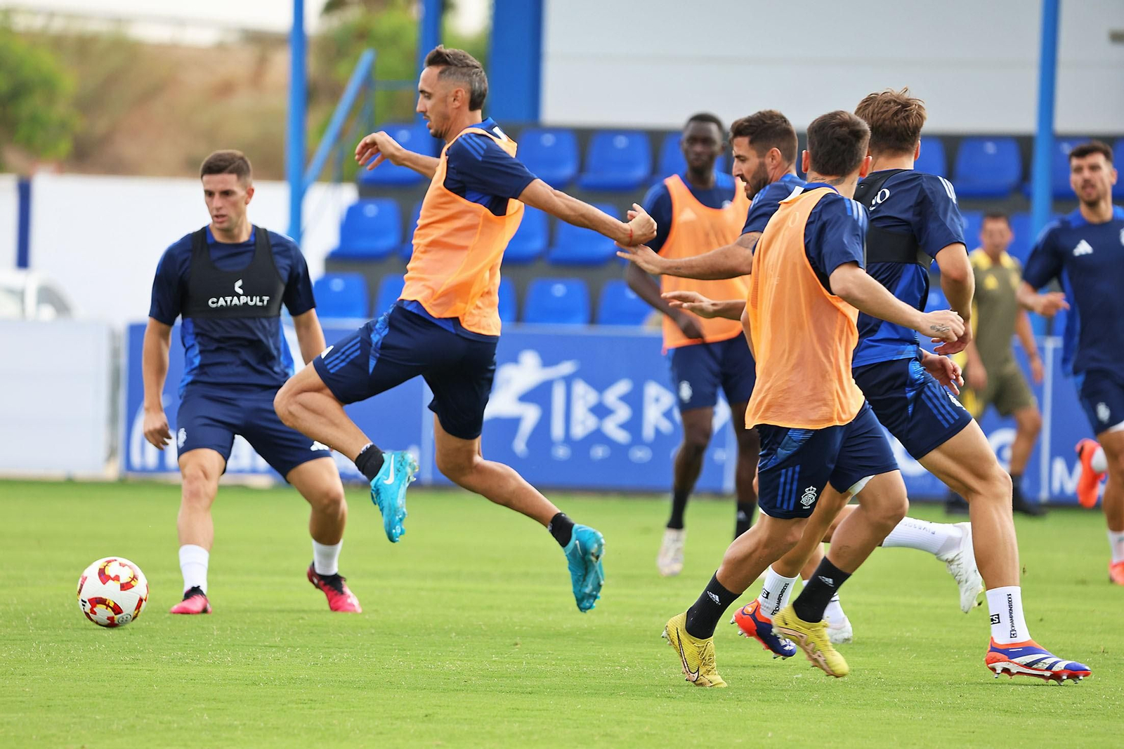 Pablo Caballero persigue un balón en un entrenamiento reciente.