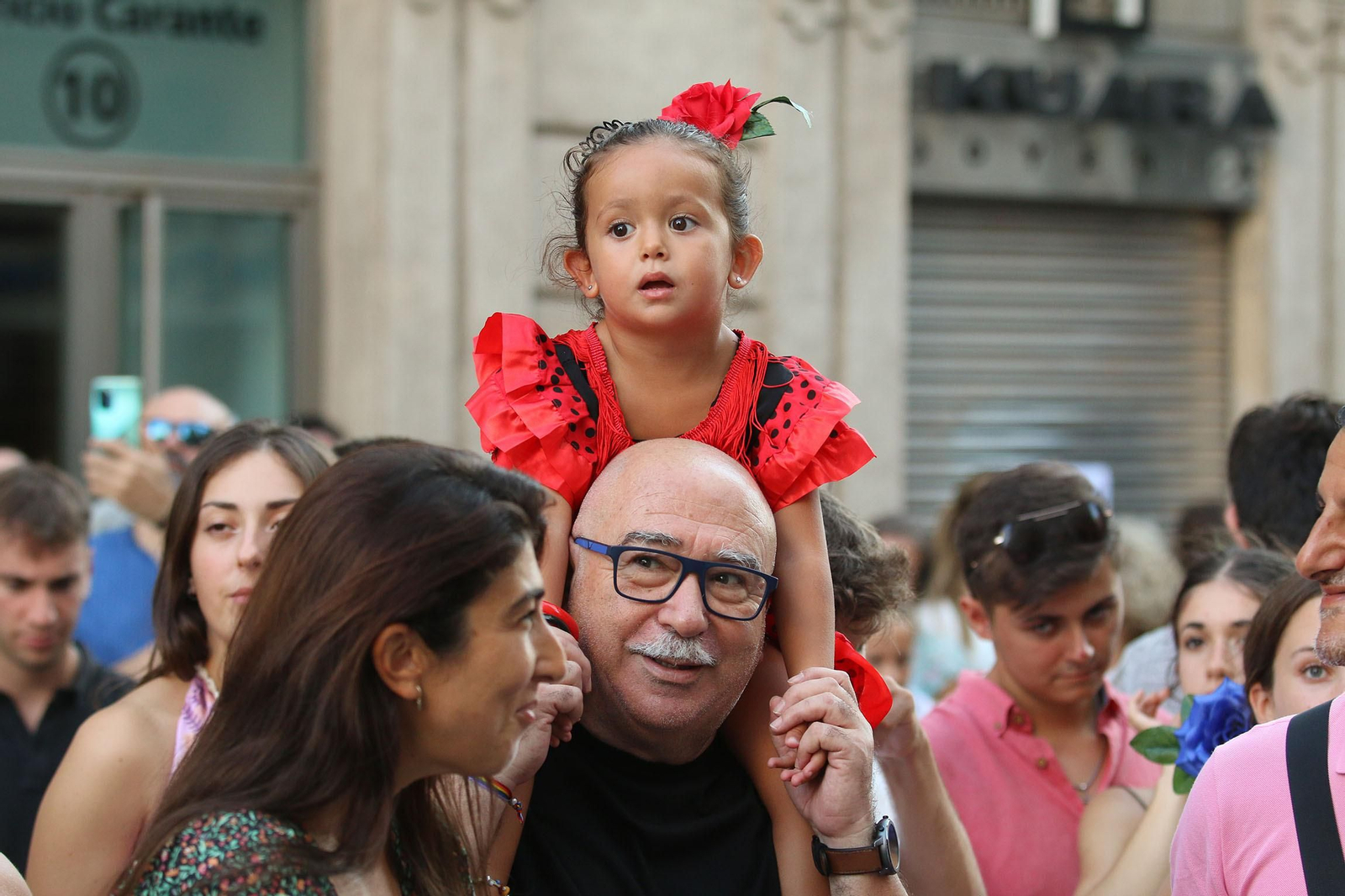 La Batalla de las Flores ha regresado inundando Almería de claveles