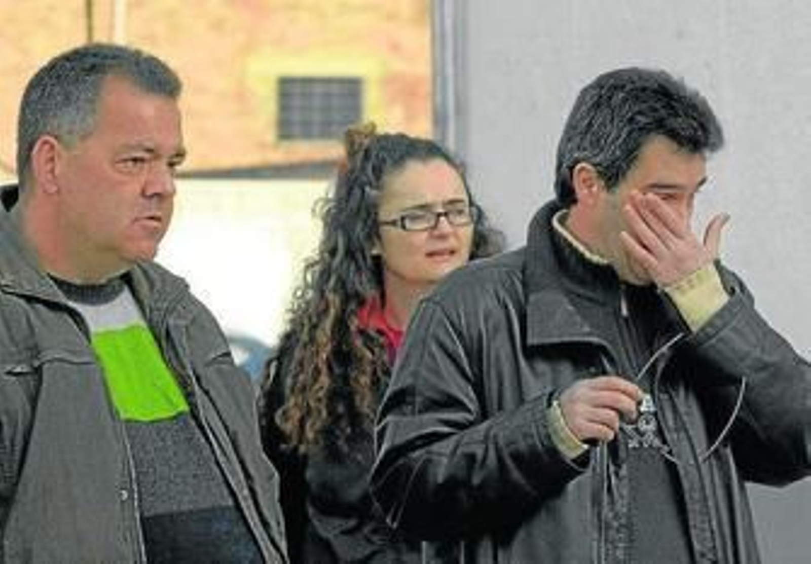 Las máquinas de Derribos Pavón en plena actuación, ayer, en el número 4 de la calle Eduardo Torres.