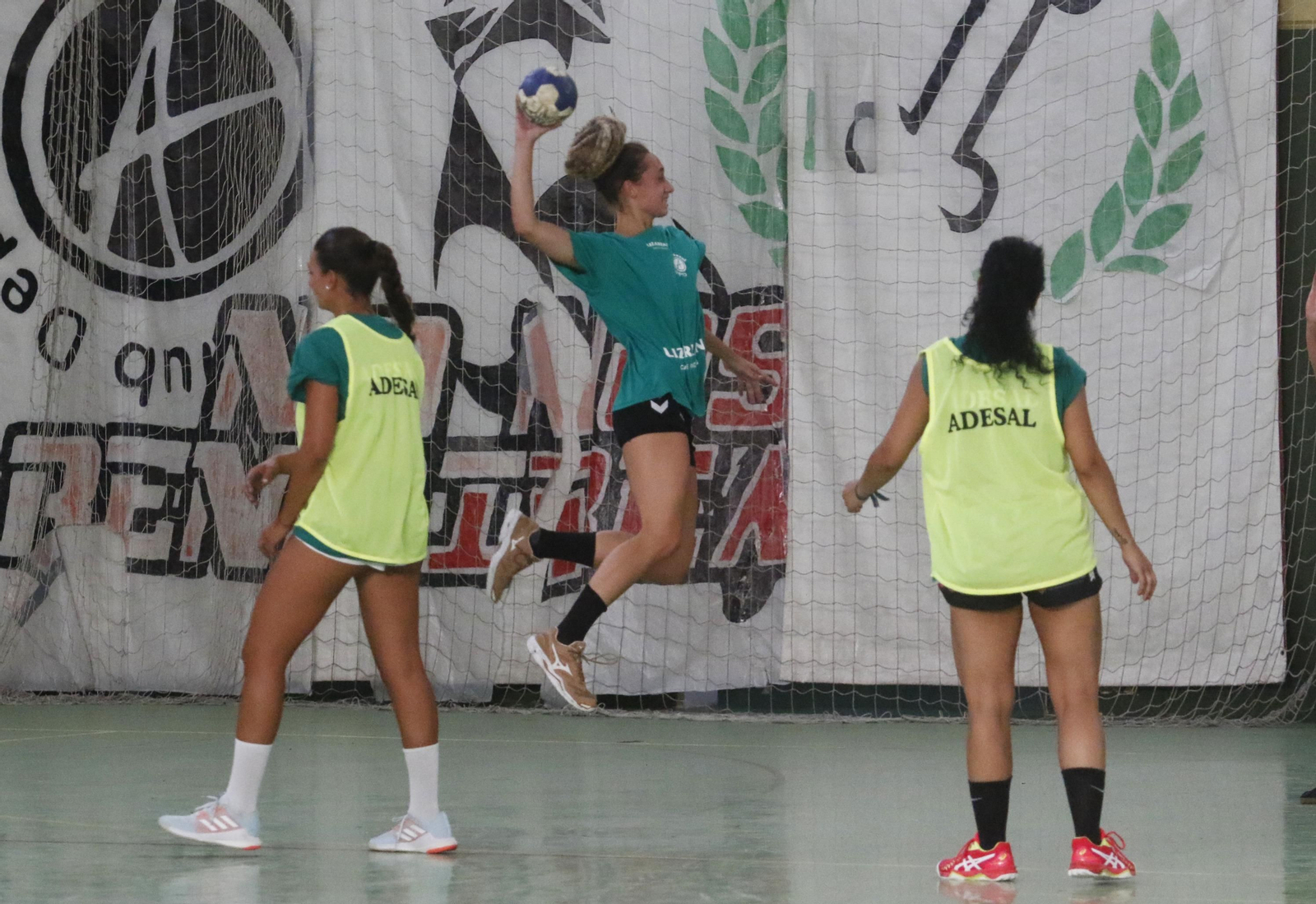 Las fotos del primer entrenamiento del Adesal camino de la Liga Guerreras Iberdrola