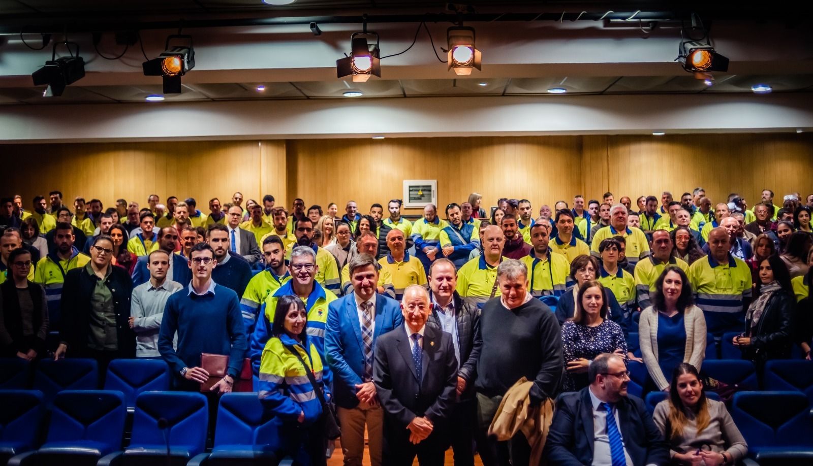 Gran foto de grupo con los 175 nuevos trabajadores municipales de Roquetas.