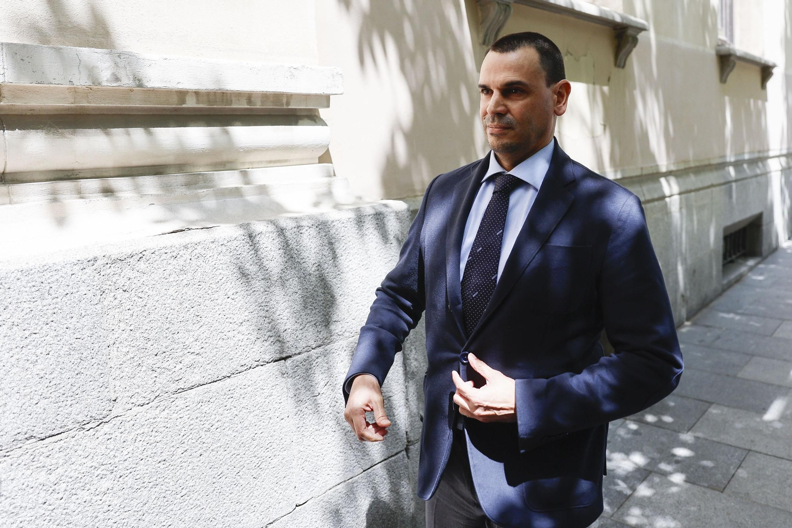 El novio de Ayuso demanda a la ministra Montero ante el Supremo y le pide 40.000 euros. El novio de Ayuso demanda a la ministra Montero ante el Supremo y le pide 40.000 euros.