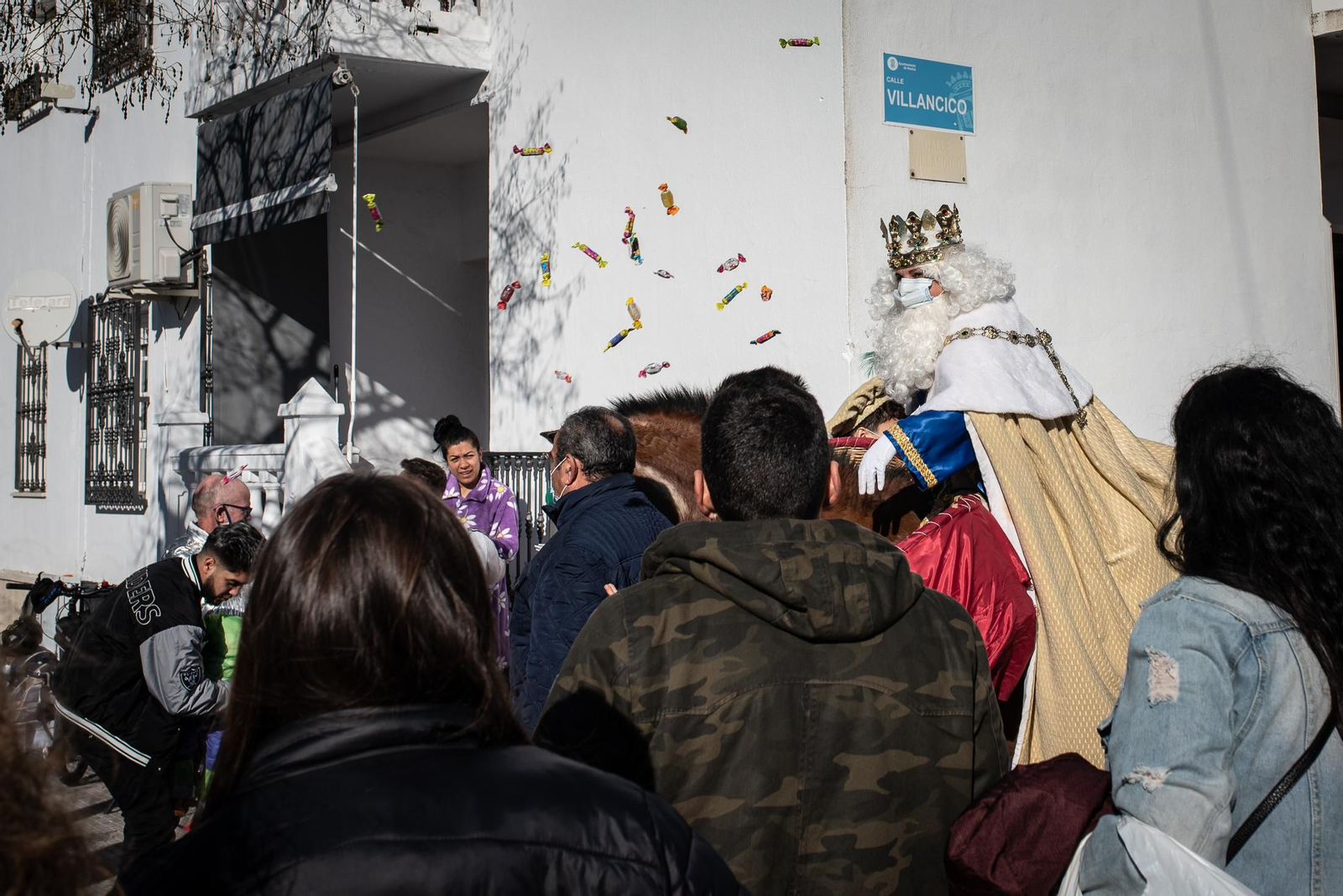 La visita de los Reyes Magos a los barrios de Huelva en imágenes
