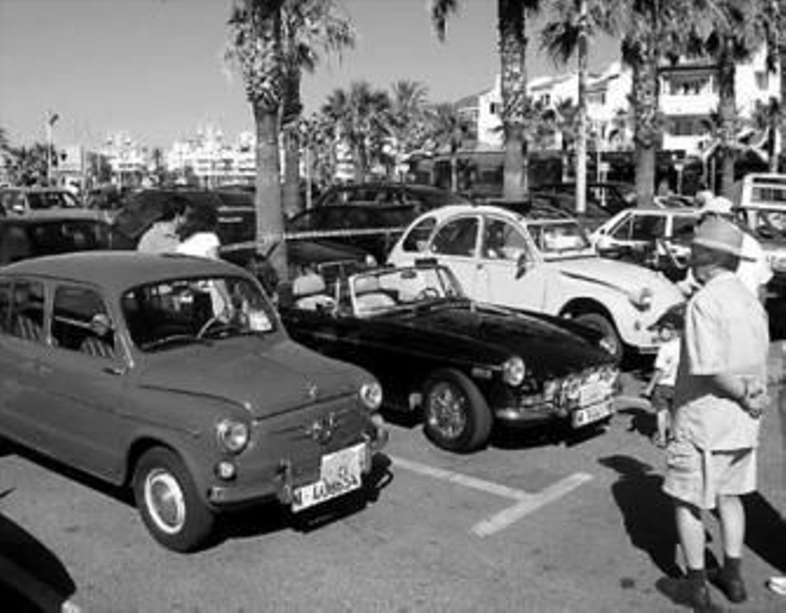 Concentración de vehículos antiguos en Puerto Marina.