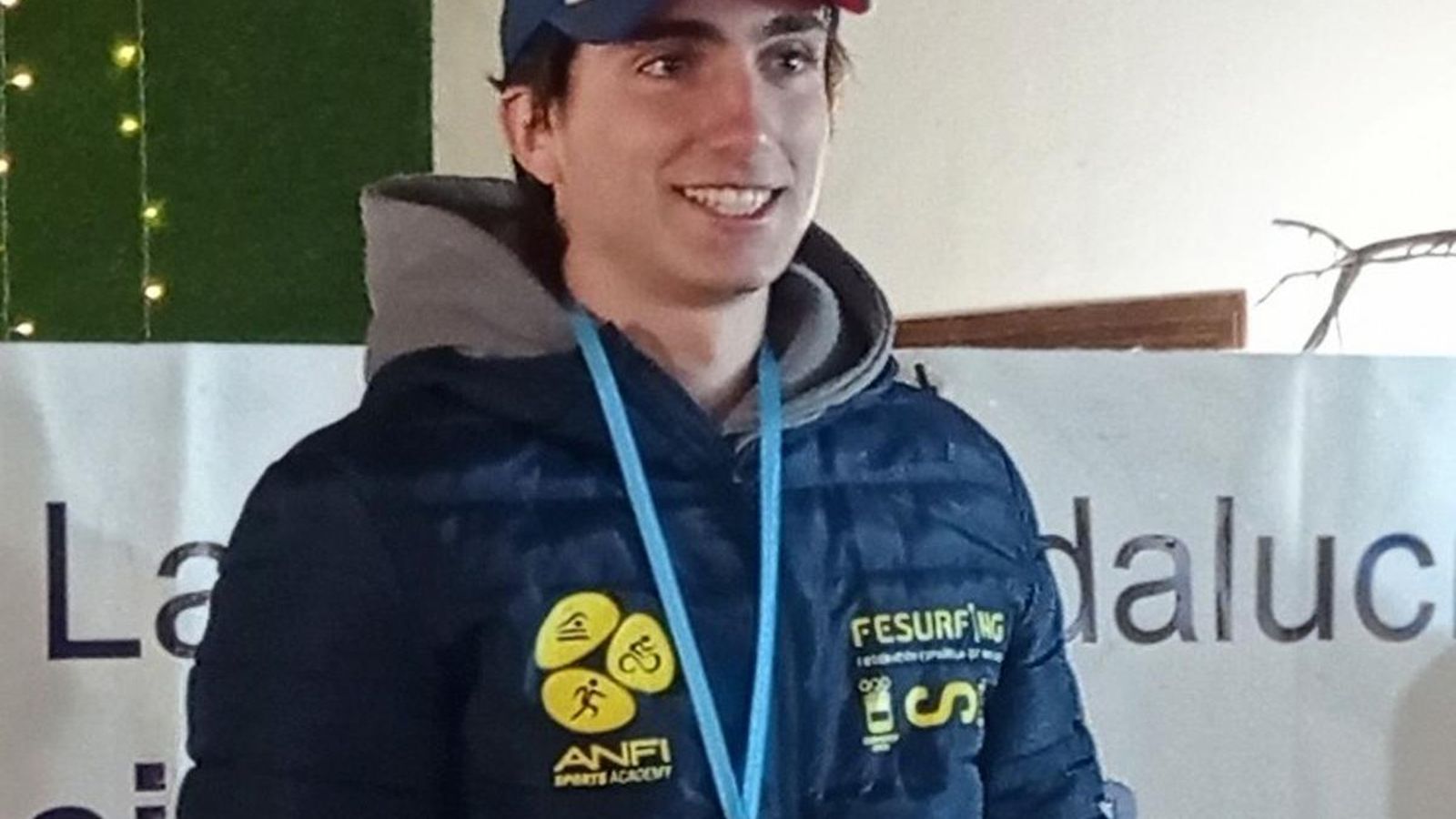 El isleño con la medalla de oro lograda en la Iznájar SUP Race de este pasado sábado