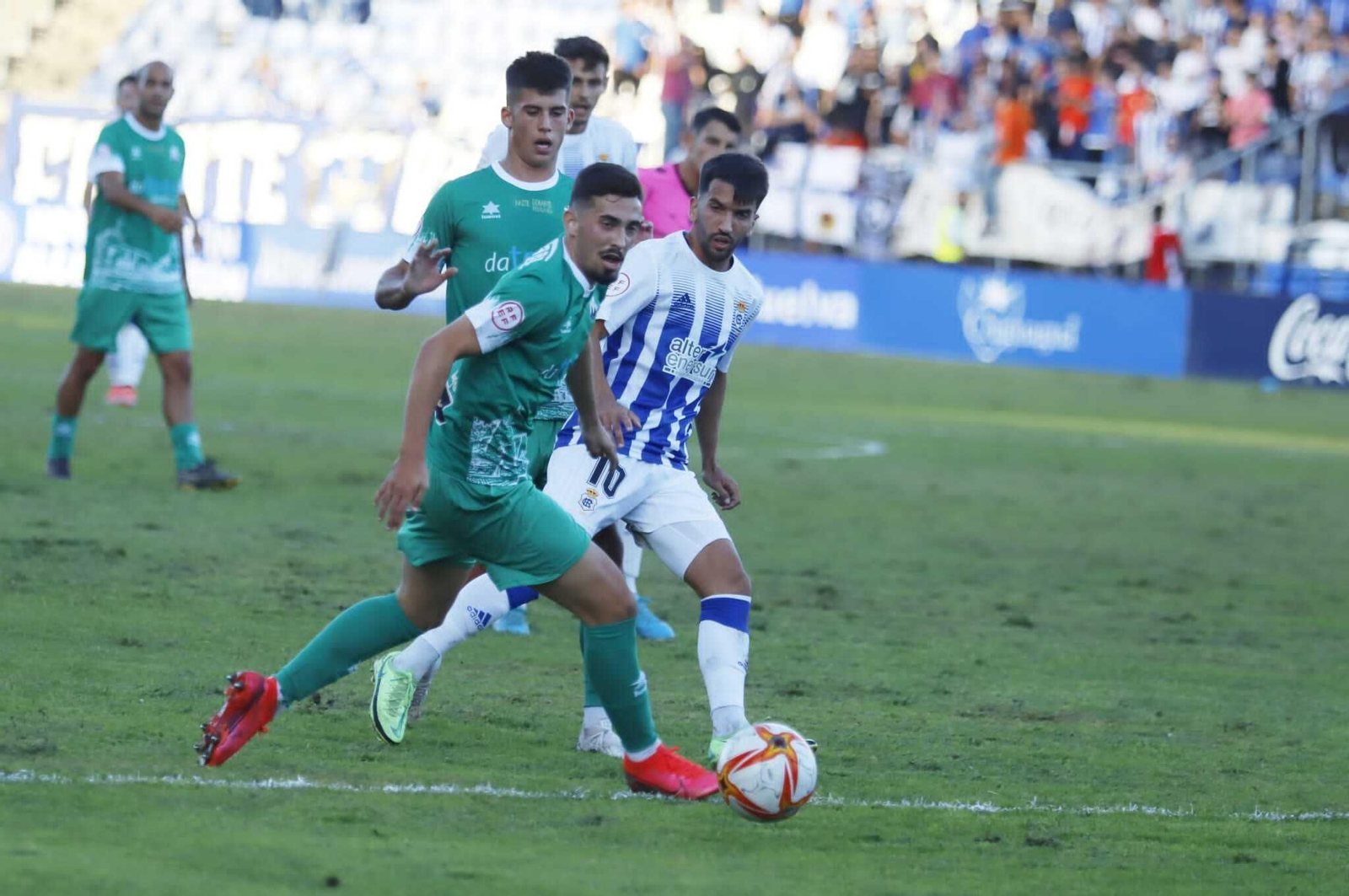Víctor Barroso filtra un pase en el encuentro de esta tarde ante el Rota.
