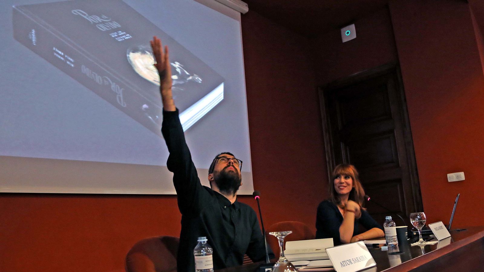 Conferencia de Aitor Saraiba y Paula Bonet.