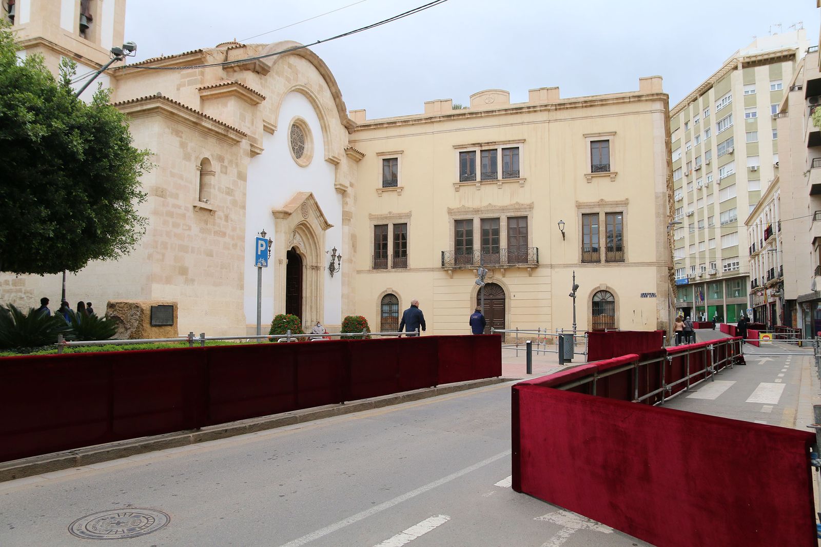 Montaje de la Carrera Oficial para la Semana Santa de Almería