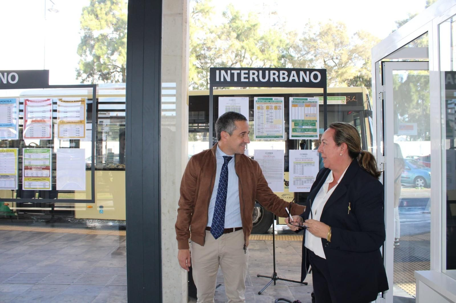 El edil José Vera, en la estación de autobuses de Chiclana