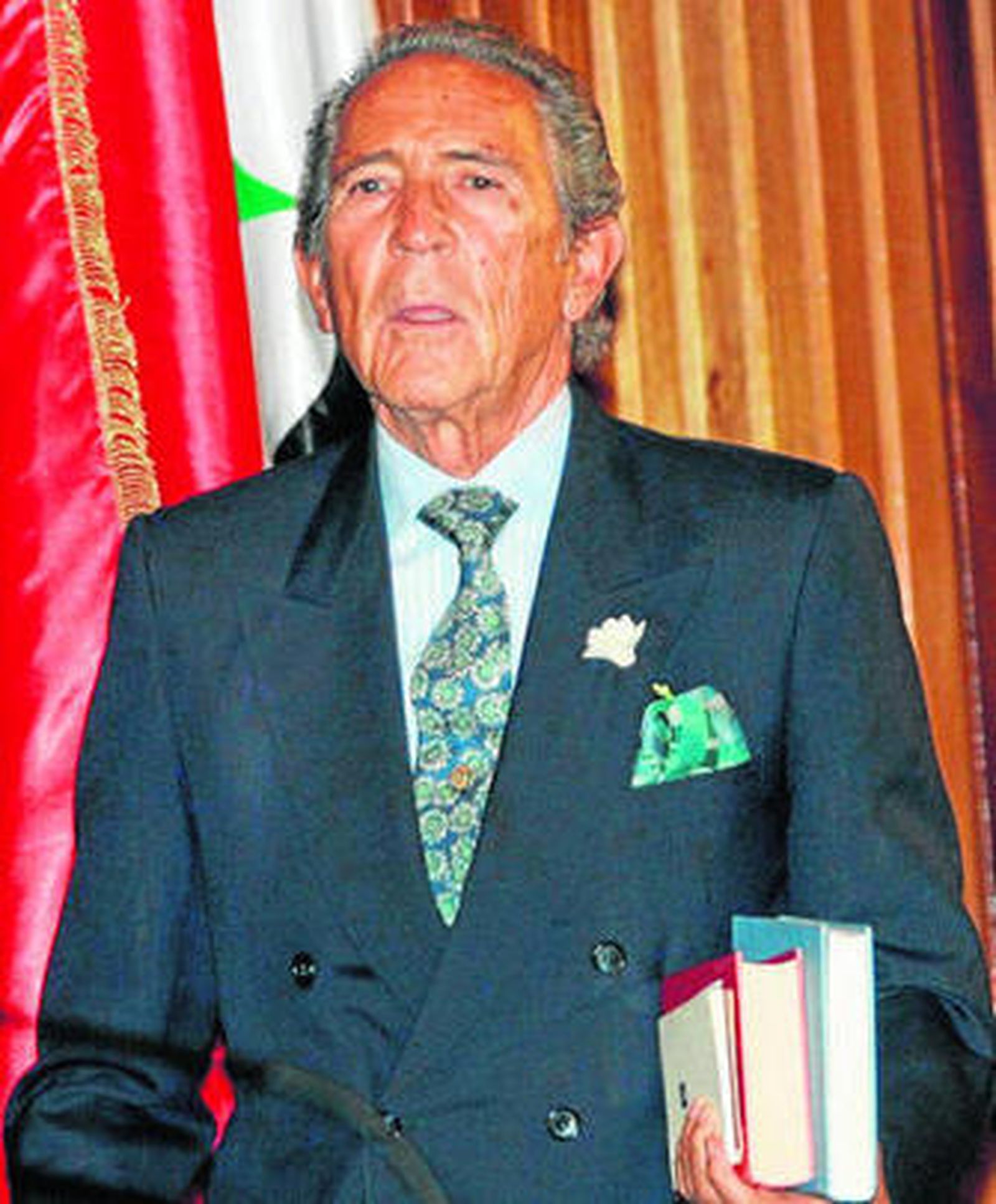 El escritor es poseedor también del Premio Nacional de Literatura.