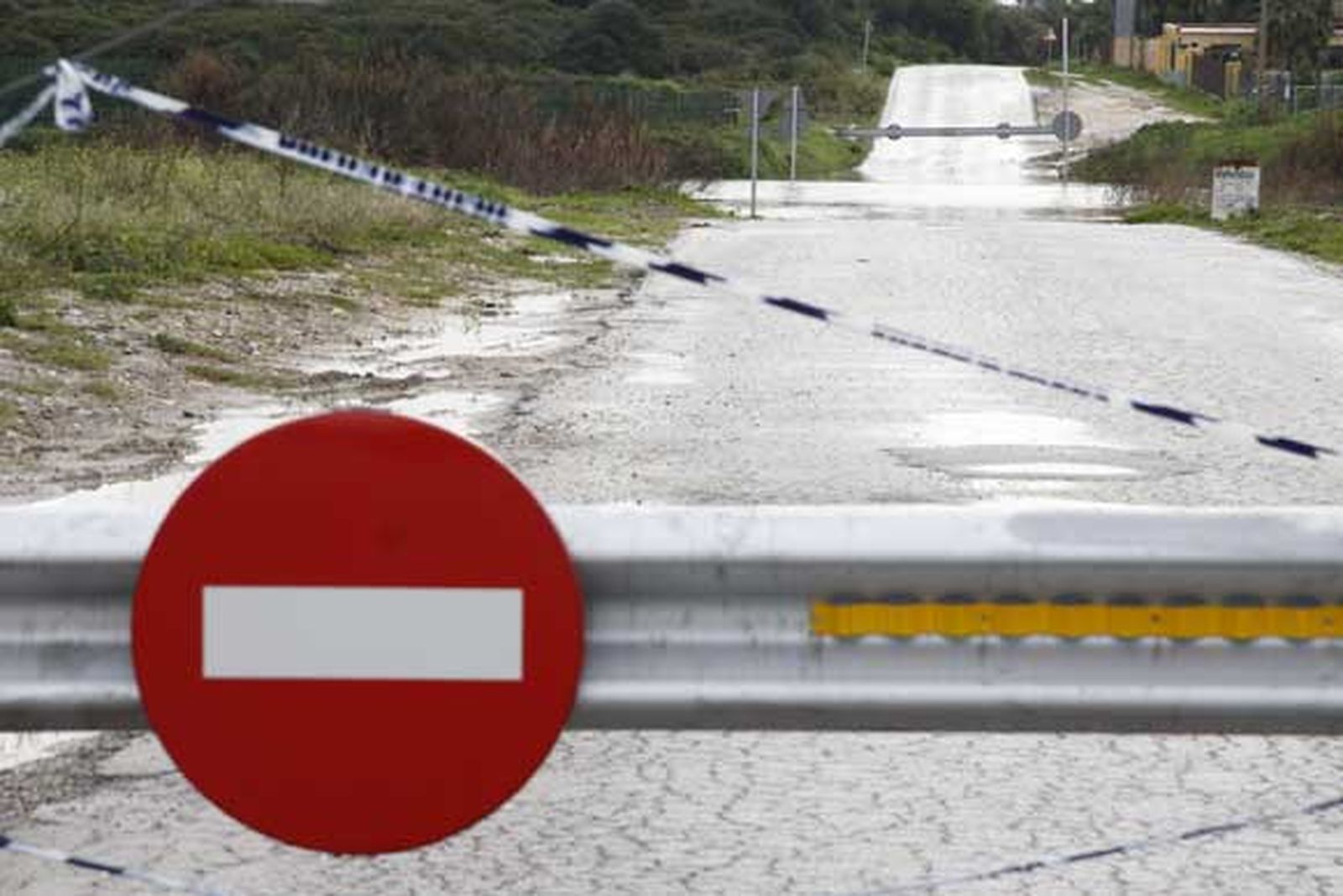 Chiclana se lleva la peor parte de las intensas lluvias que afectan a la provincia, provocando cortes de carreteras, desalojos de casas y crecidas de los ríos

Foto: Sonia Ramos/A.Mora/Rioja