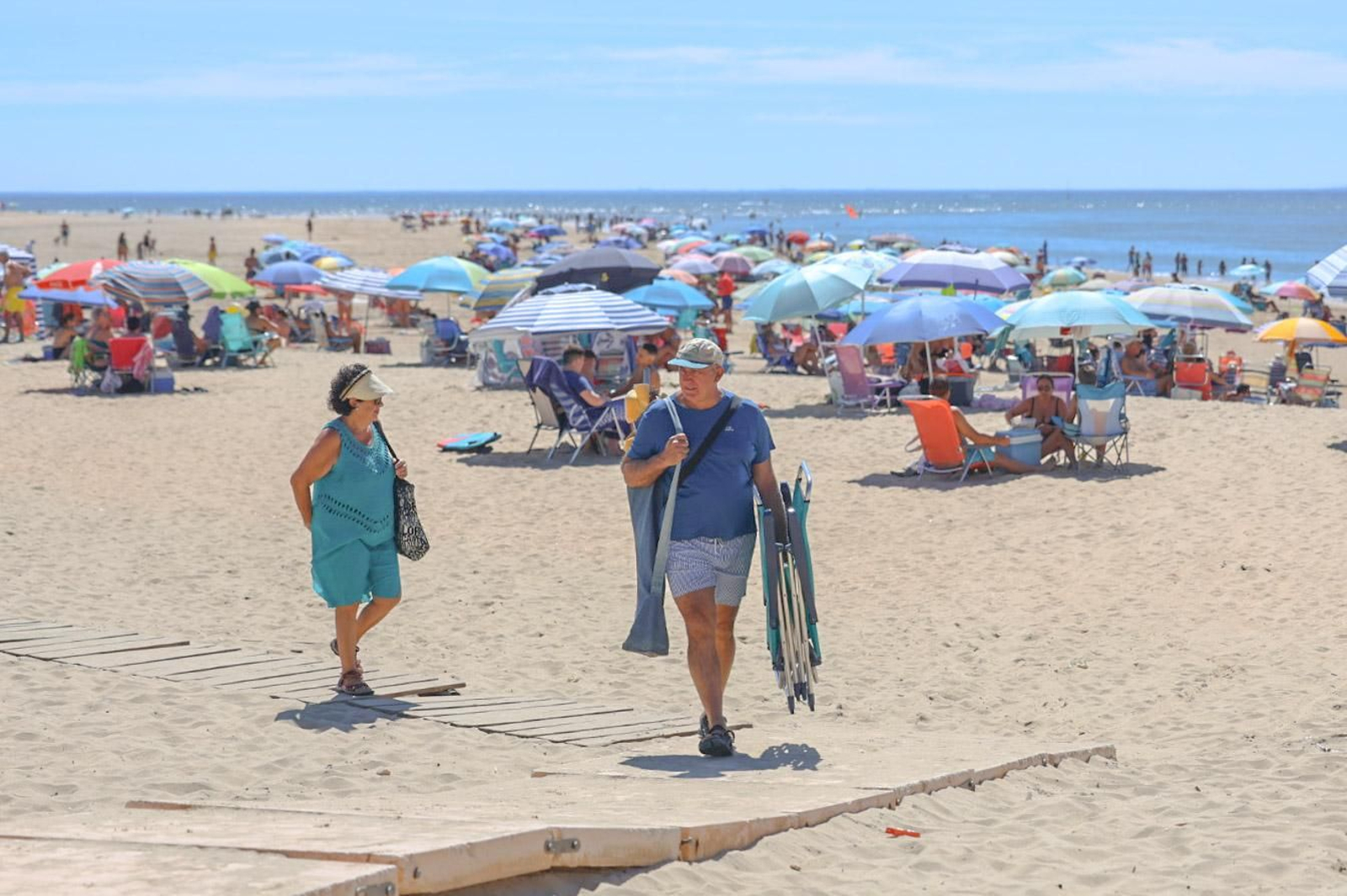 Imágenes de la calurosa mañana en la playa de El Portil