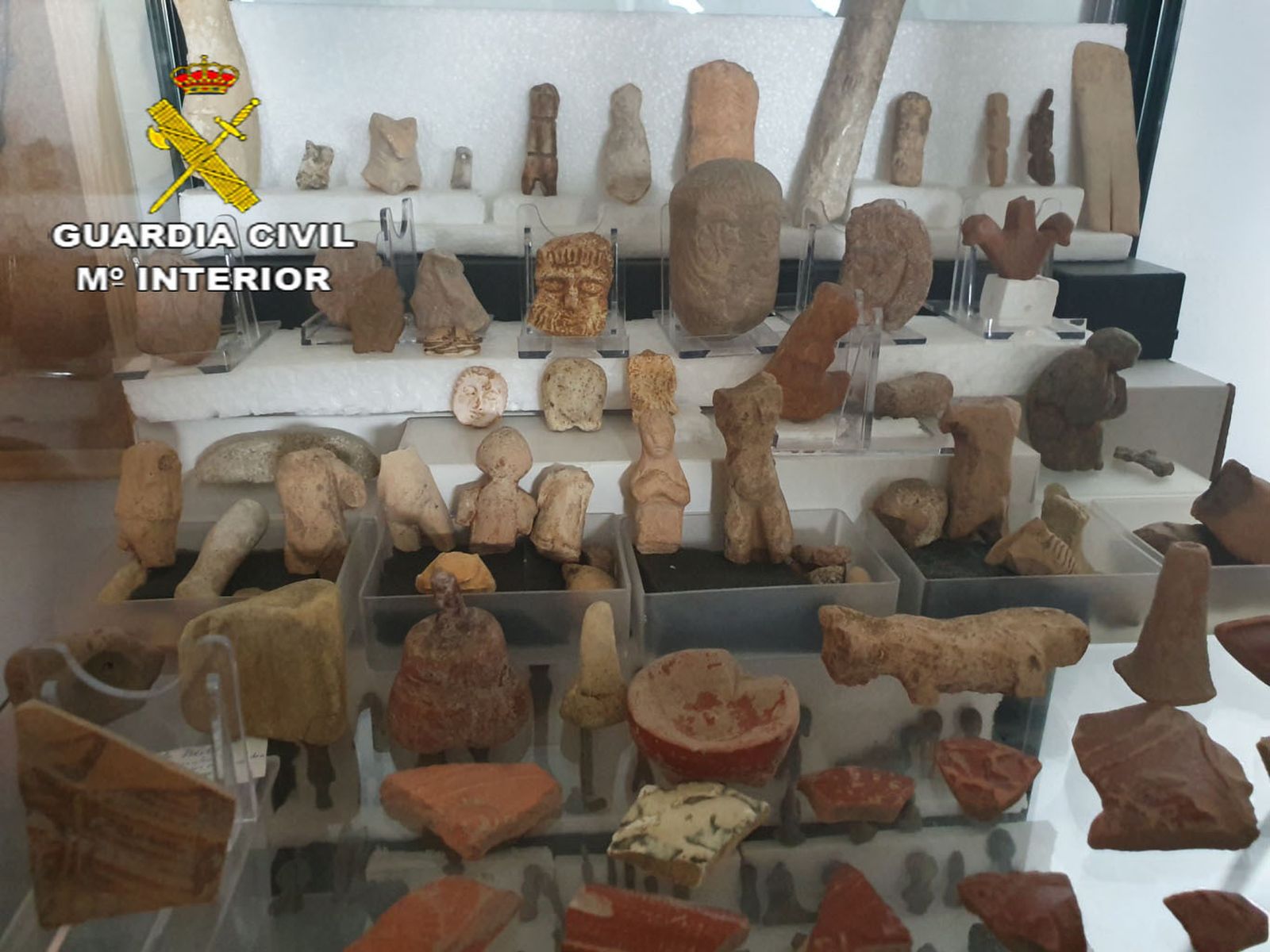 Parte de las piezas arqueológicas recuperadas por la Guardia Civil.