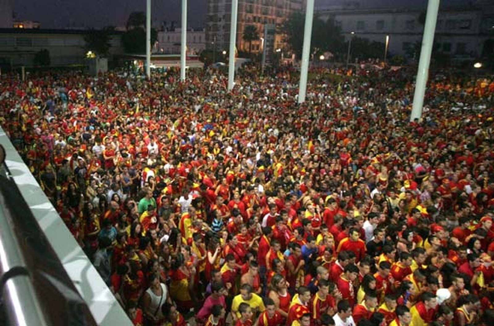 Todos los aficionados salieron a la calle a celebrar la victoria del Mundial vestidos con los colores de la selección

Foto: J.M. Quinones