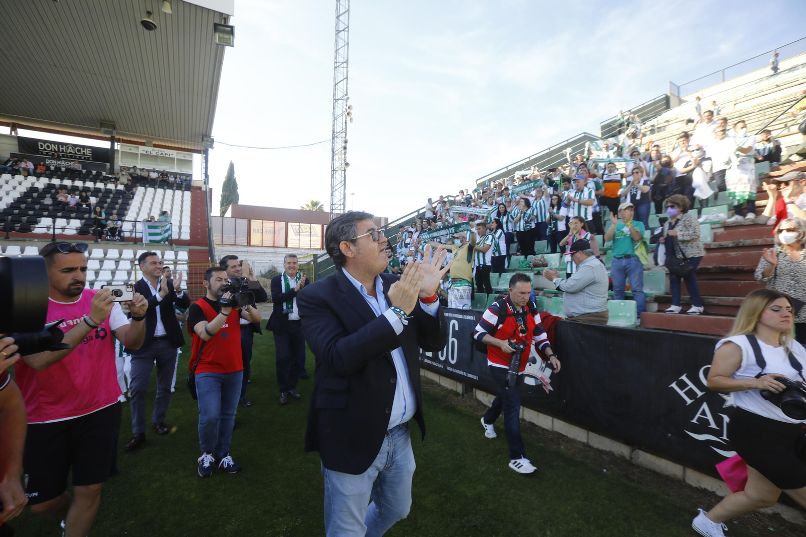 Javier González Calvo aplaude a los desplazados a Mérida el día del ascenso.