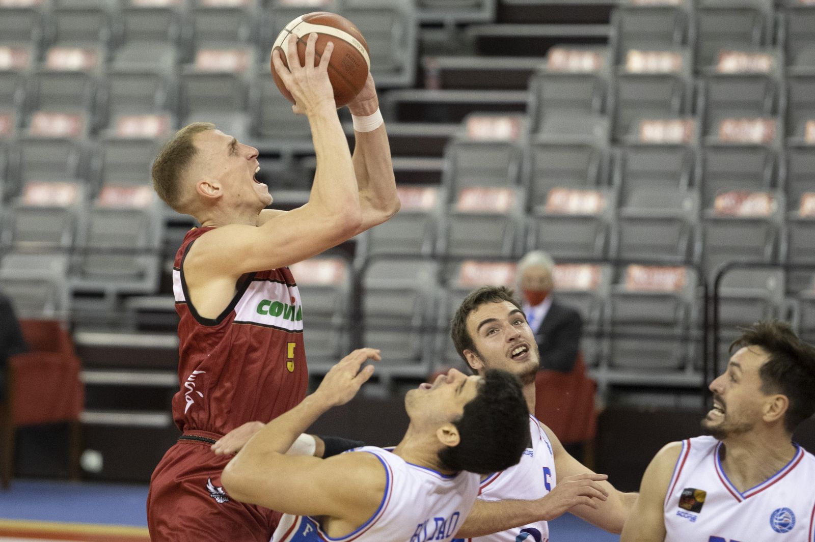 La marcha de Alex Murphy con su selección ha provocado que el partido ante el Almansa se aplace a la semana que viene.