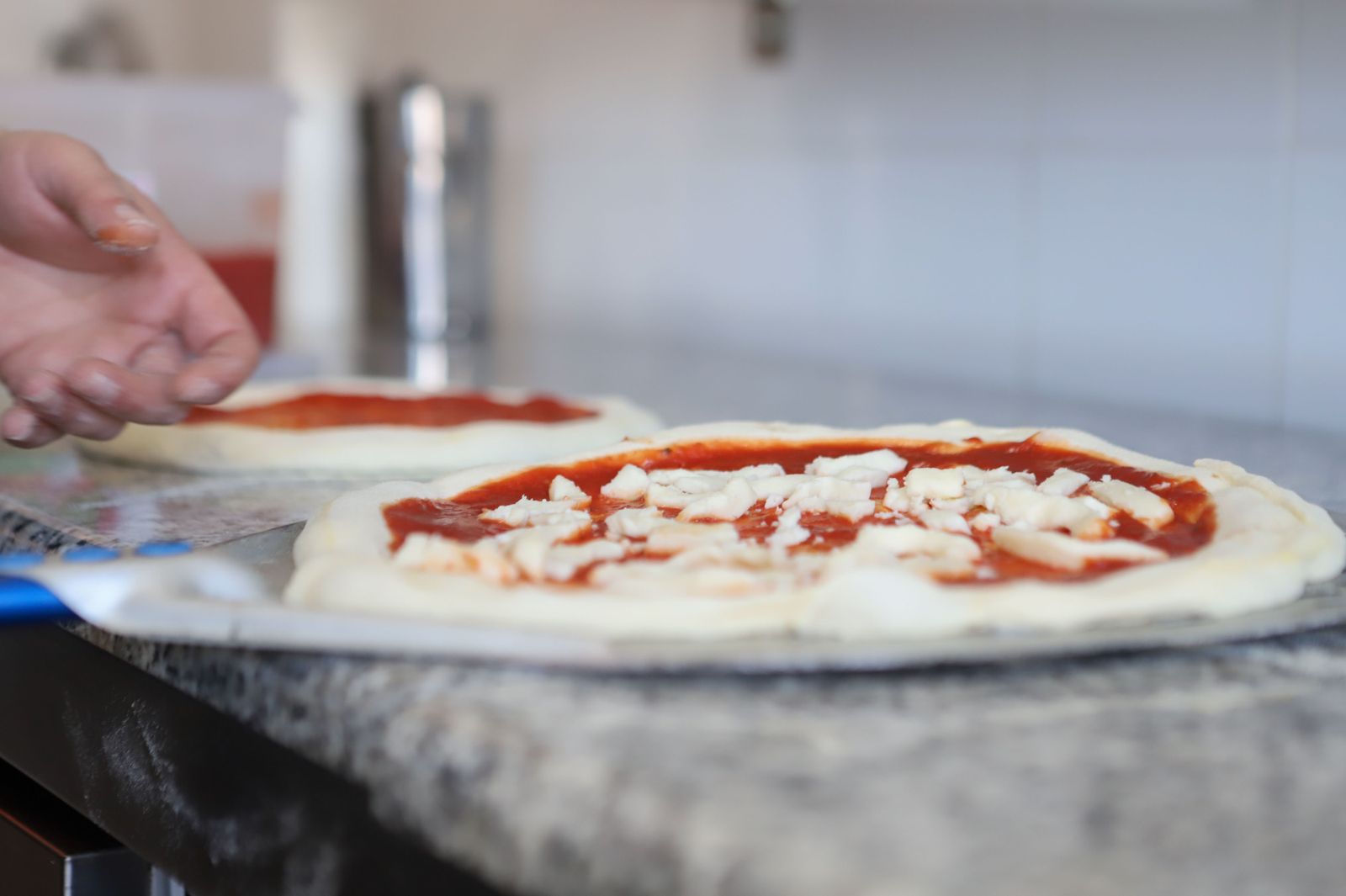 Elaboración de pizzas al autentico estilo italiano en Pizzeria Napoli, en imágenes