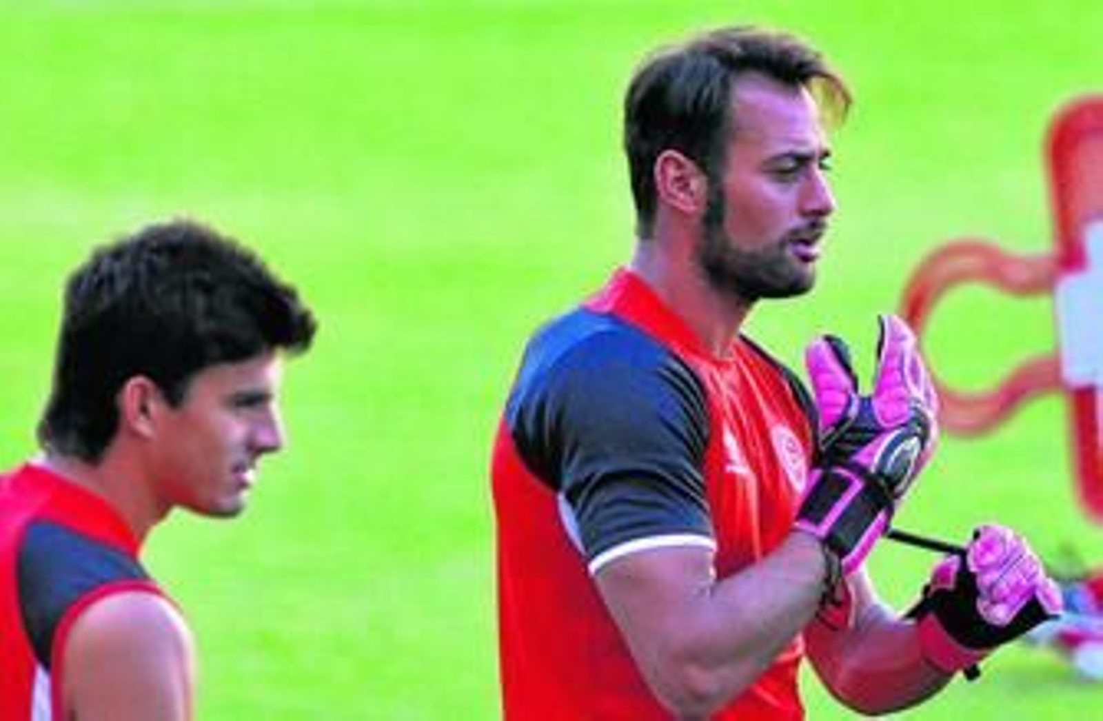 El portero Beto, que volvió esta semana con molestias de su estancia con la selección portuguesa, junto a Perotti durante un entrenamiento.