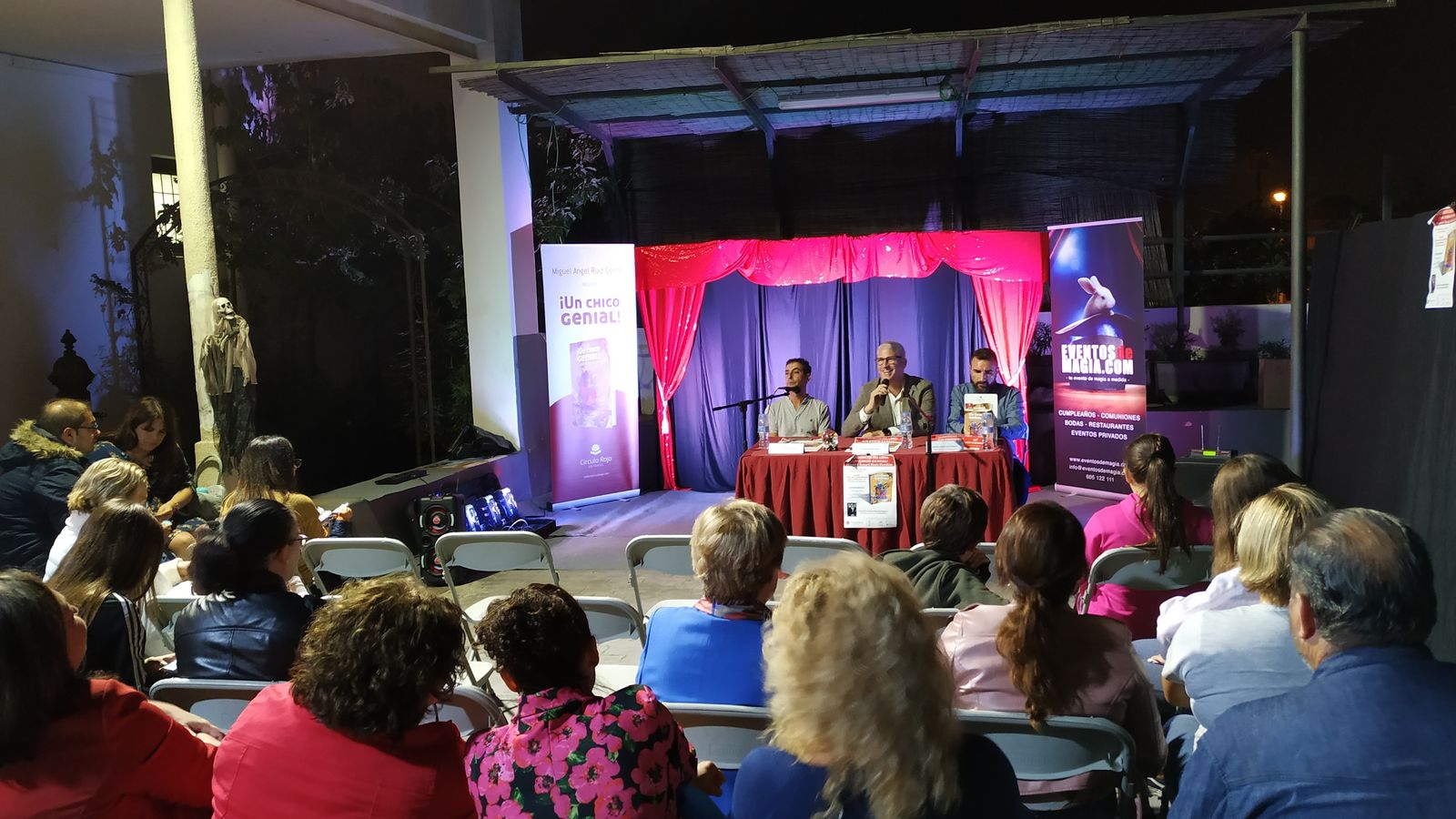 El alcalde, Ismael Torres, acompañado por el concejal de Cultura, Manu Abad, presentó al escritor almeriense en Cortijo Moreno.