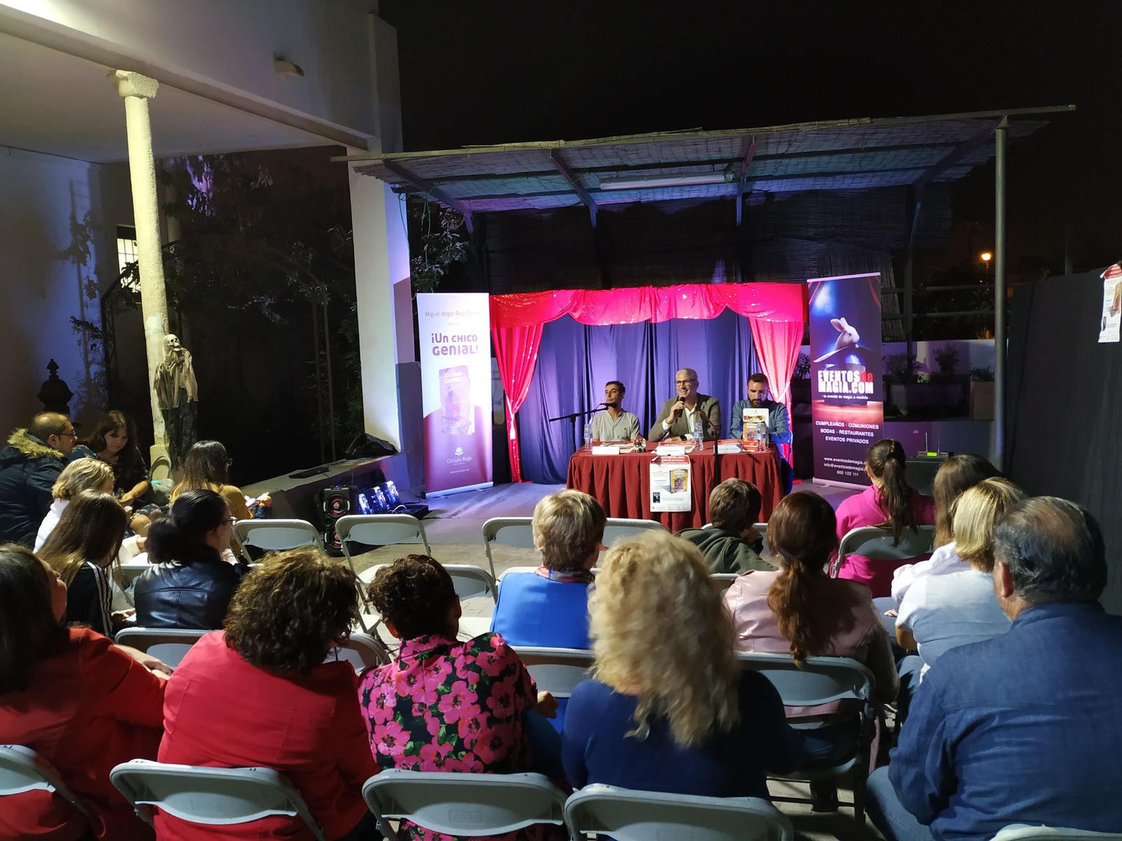 El alcalde, Ismael Torres, acompañado por el concejal de Cultura, Manu Abad, presentó al escritor almeriense en Cortijo Moreno.