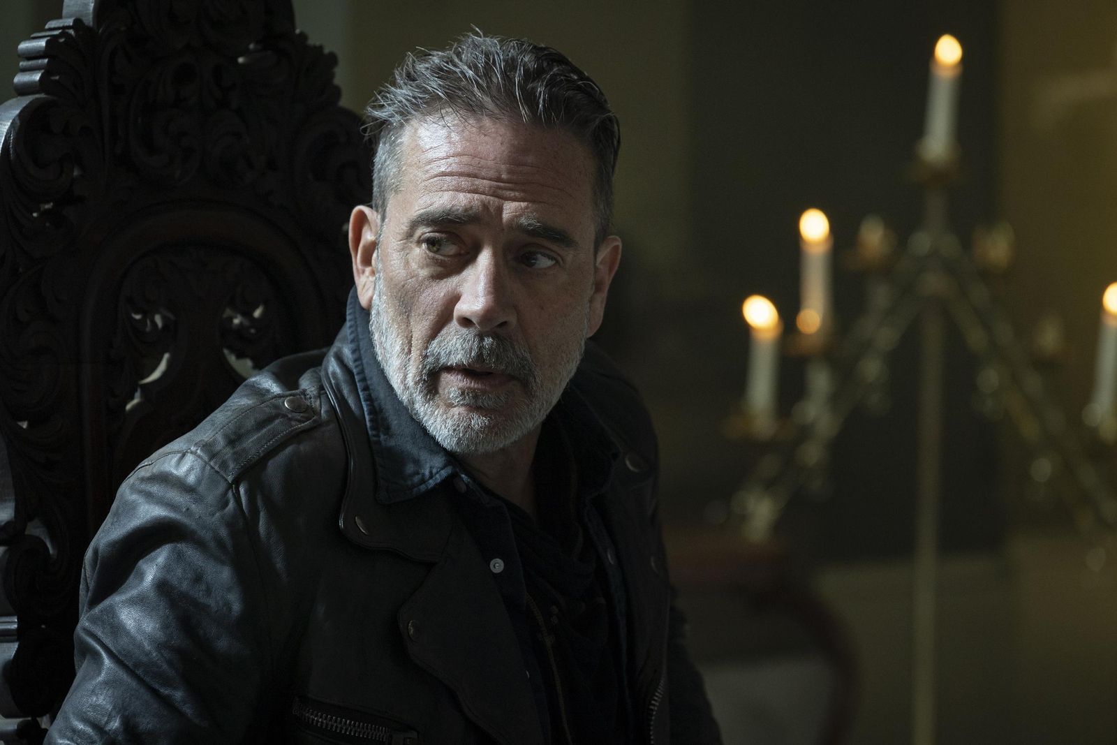 Jeffrey Dean Morgan da vida a Negan, uno de los protagonistas de la serie.