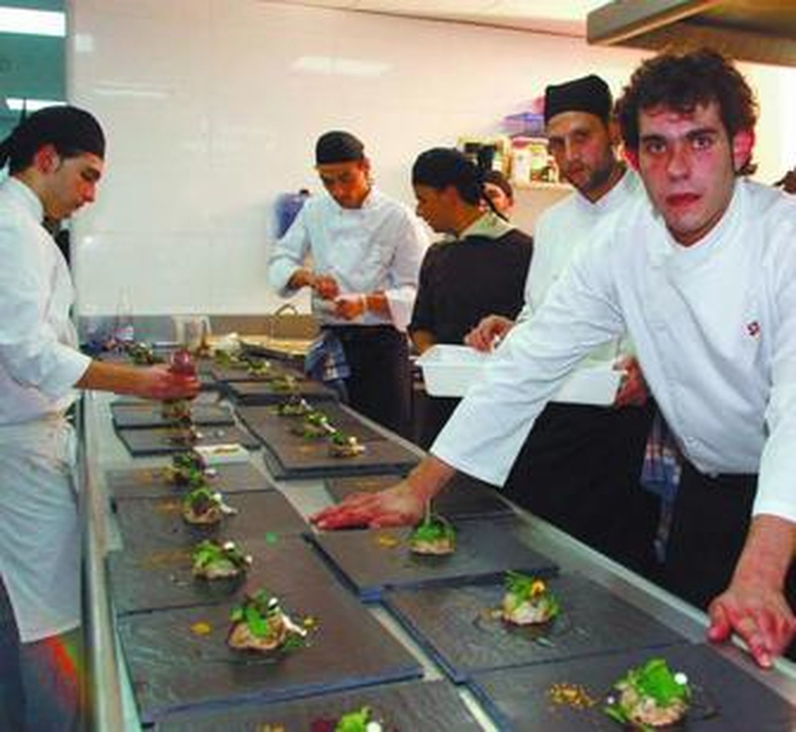 Miguel Dorado, chef del Atrium, con su equipo de cocina.