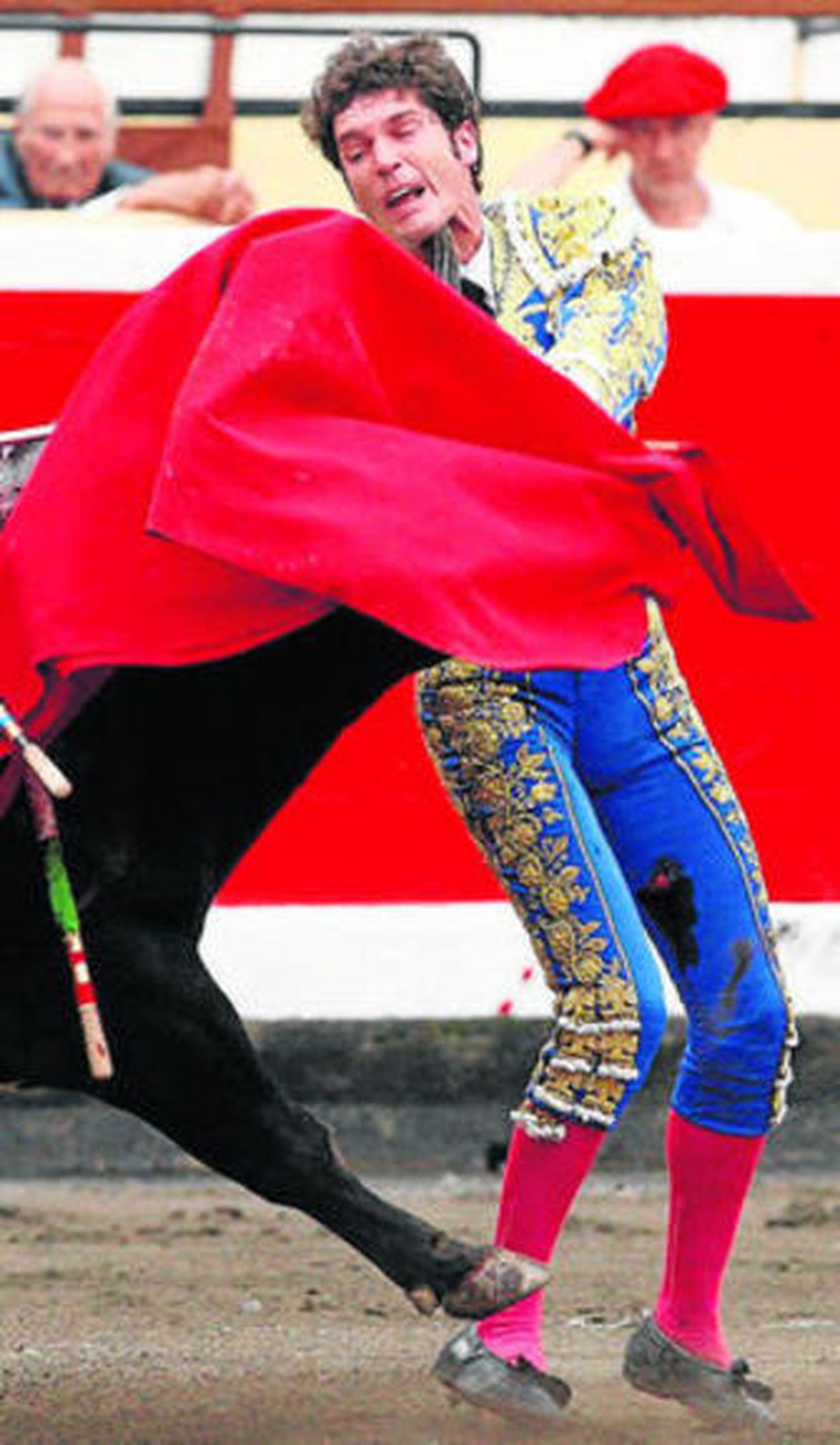 La cornada en el cuello que sufrió ayer Sergio Aguilar en Bilbao.