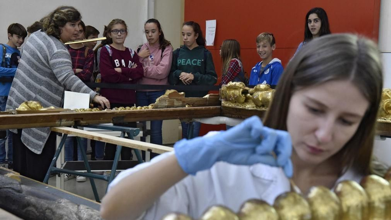Visita al taller que restaura los marcos originales de los lienzos.