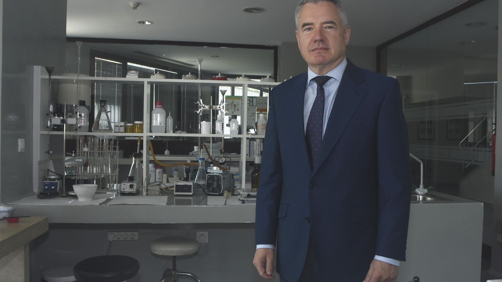 Rafael Casaño, en el laboratorio de la sede de la institución colegial.