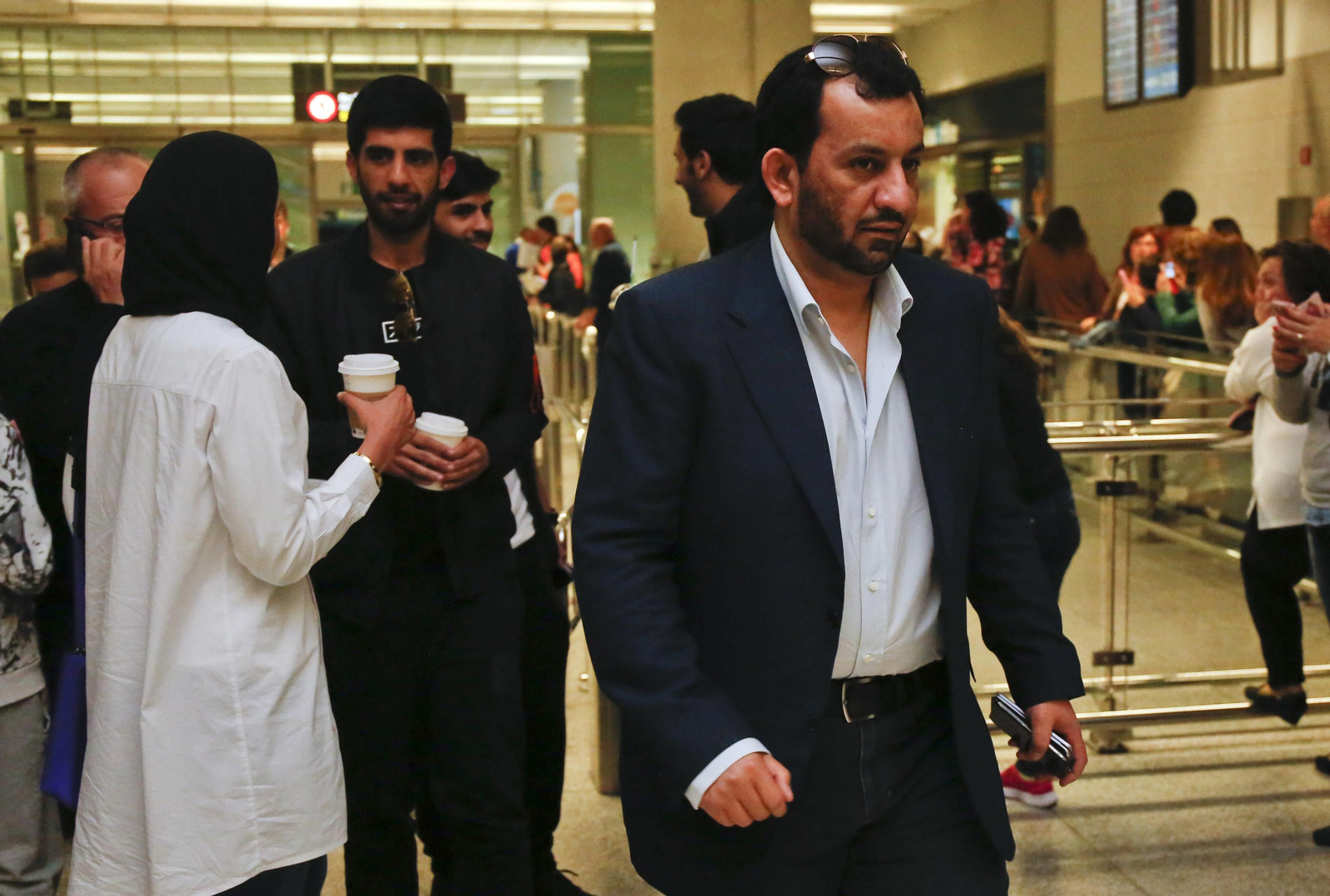 Al-Thani y sus hijos, en una de sus llegadas al aeropuerto de Málaga