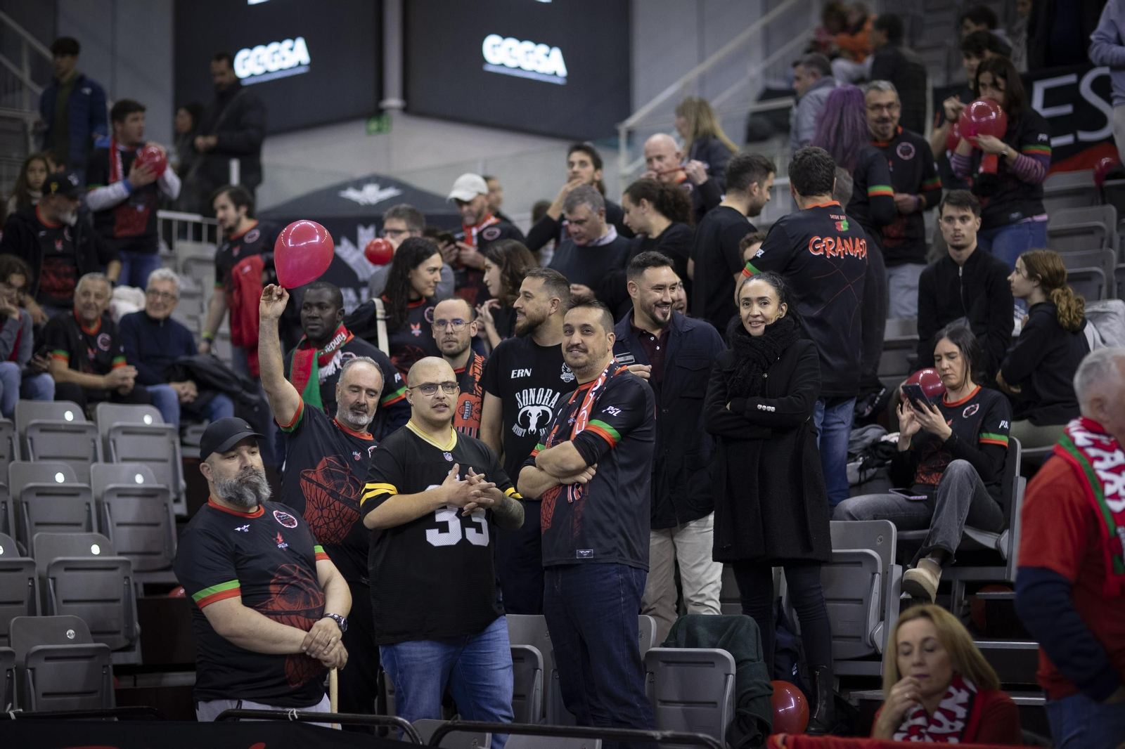Aficionados del Covirán durante el descanso del partido.