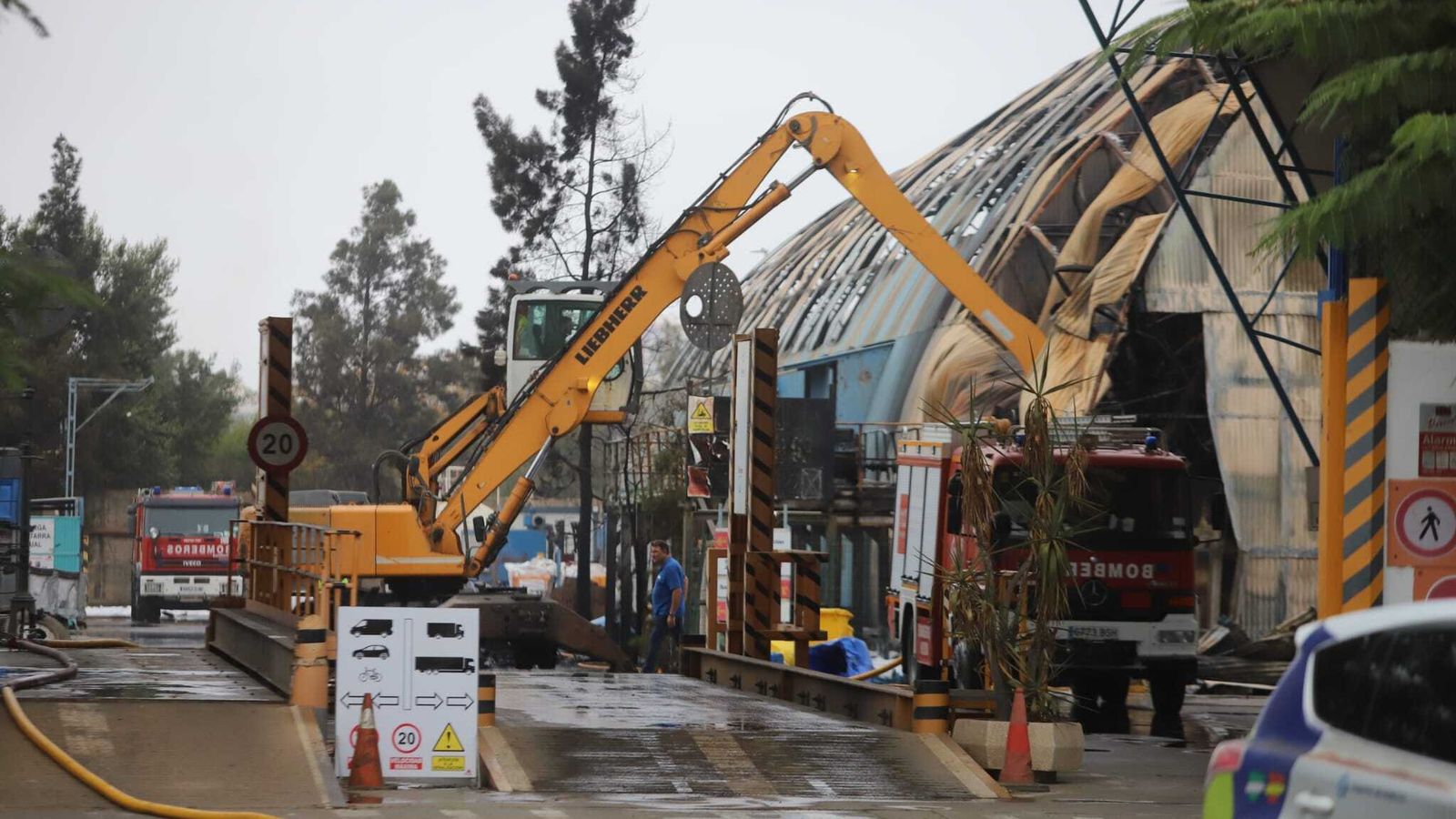 Operarios realizan tareas de limpieza