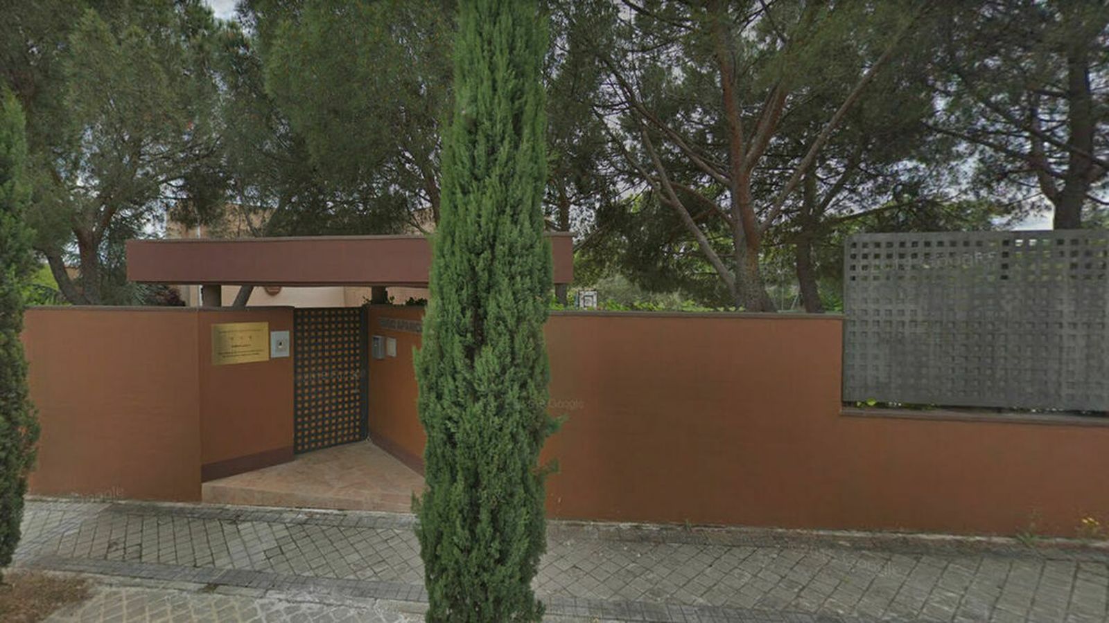 La puerta de la embajada norcoreana en Madrid