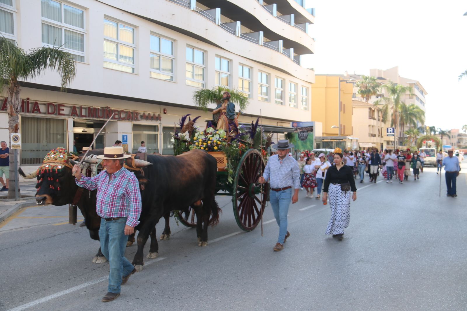 Imagen de la Romería de San Isidro a su paso por el centro de Almuñécar