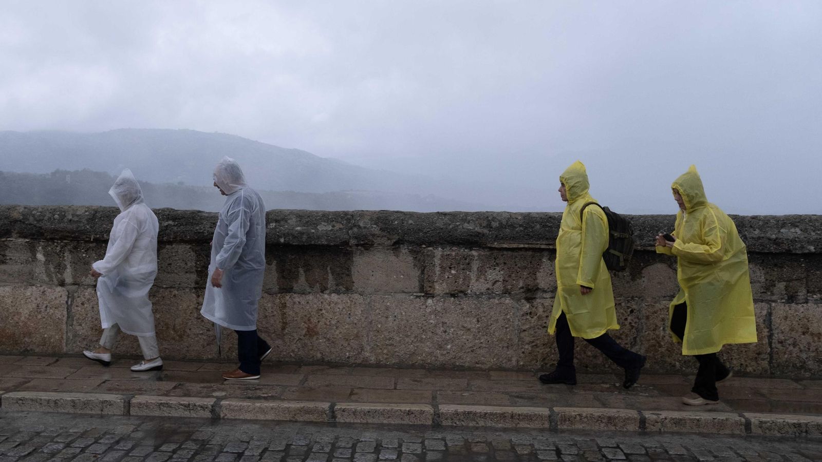 Turistas en el Puente Nuevo de Ronda